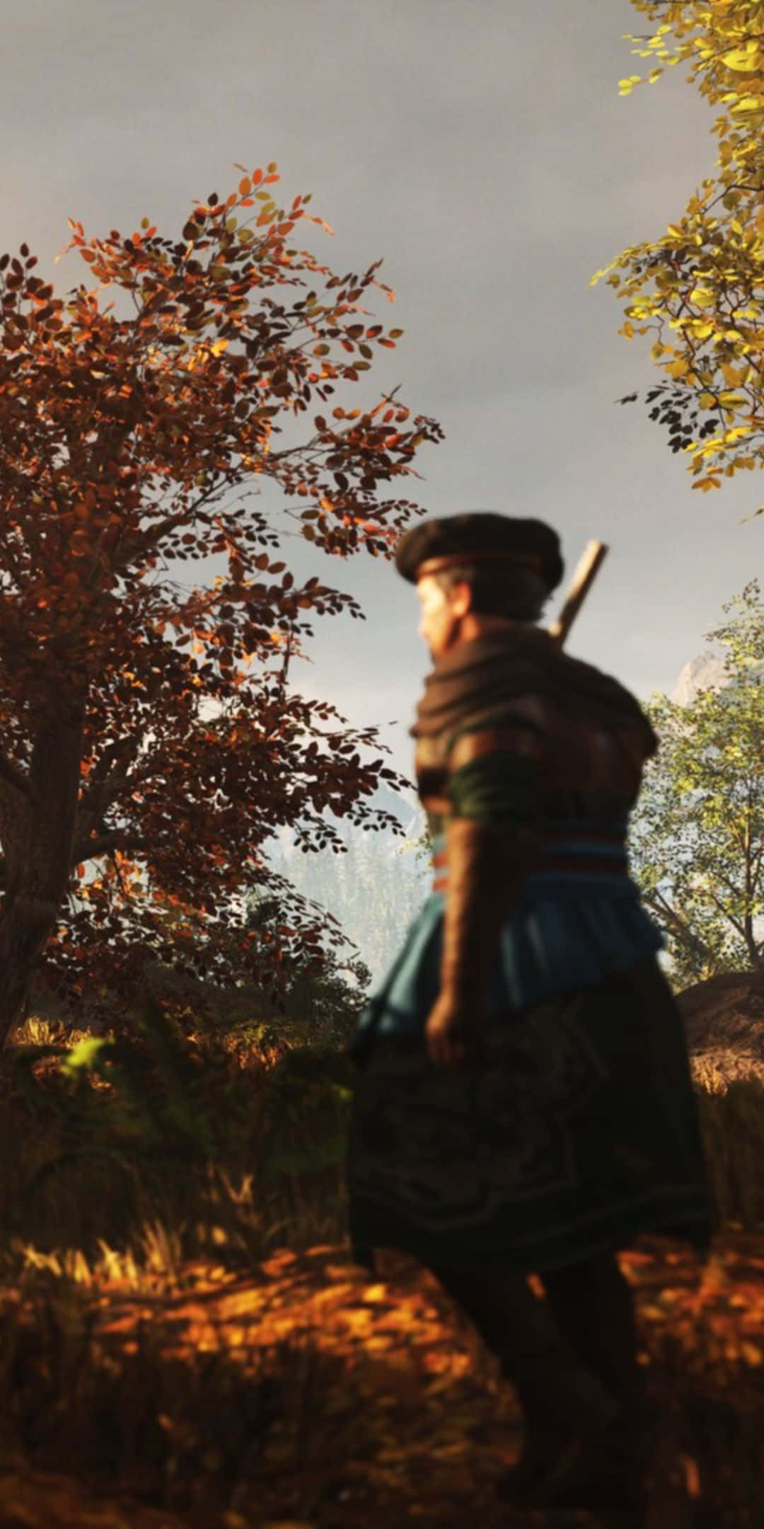 體驗驚奇冒險 | Pixel 3 Greedfall 壁紙 — 一位身穿歷史服裝的孤獨旅人，走過陽光明媚的秋日森林，金黃的樹葉和柔和的陰影。