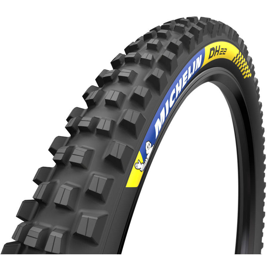 高品質米其林自行車輪胎 壁紙 — 黑色Michelin DH22山地單車輪胎特寫，具有侵略性塊狀胎紋和藍黃色品牌標識，背景為白色。