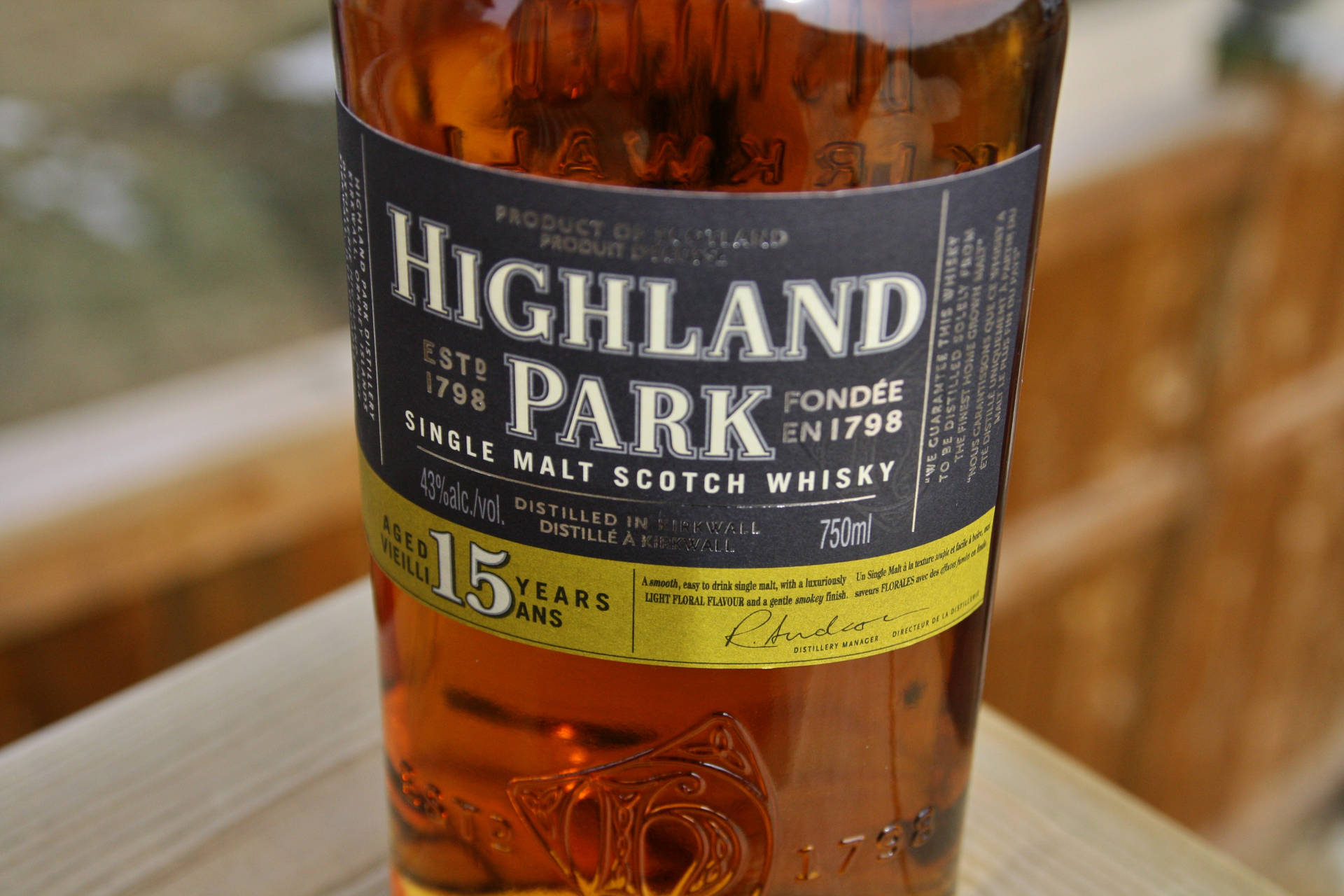 一個放在木質表面上的Highland Park 15年單一麥芽蘇格蘭威士忌酒瓶。