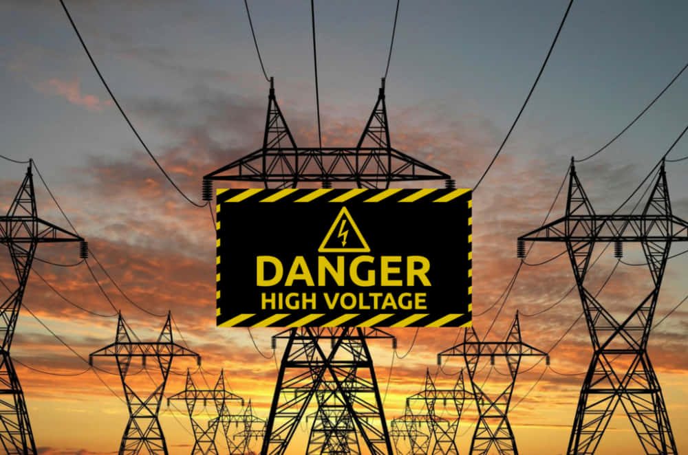危險高電壓標誌配日落天空及輸電線塔
