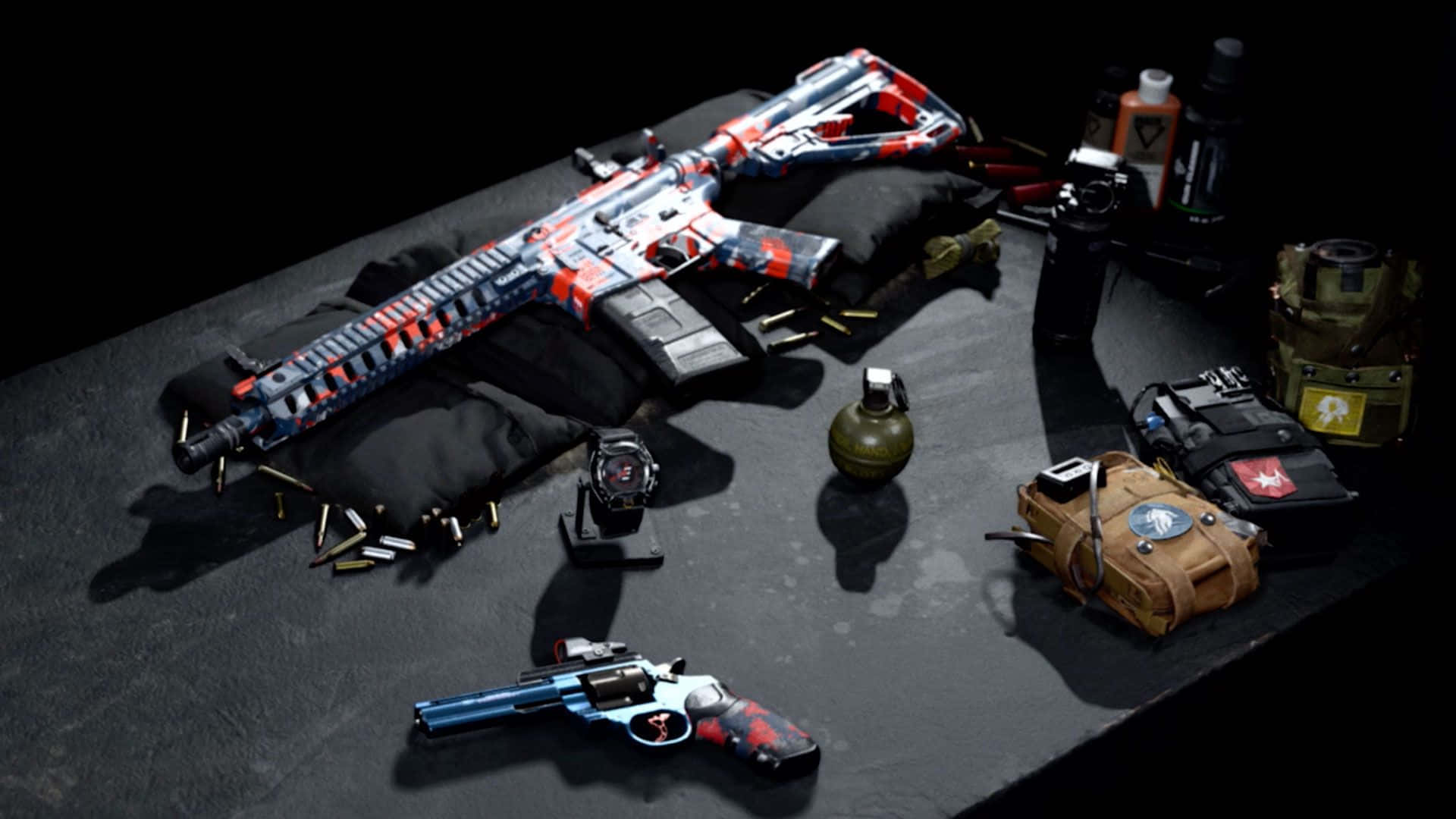 Call Of Duty Weapons 桌布 壁紙 — 高對比度工作室照片展示了一支紅白藍圖案的步槍、左輪手槍、手榴彈和戰術裝備在深色紋理表面上。