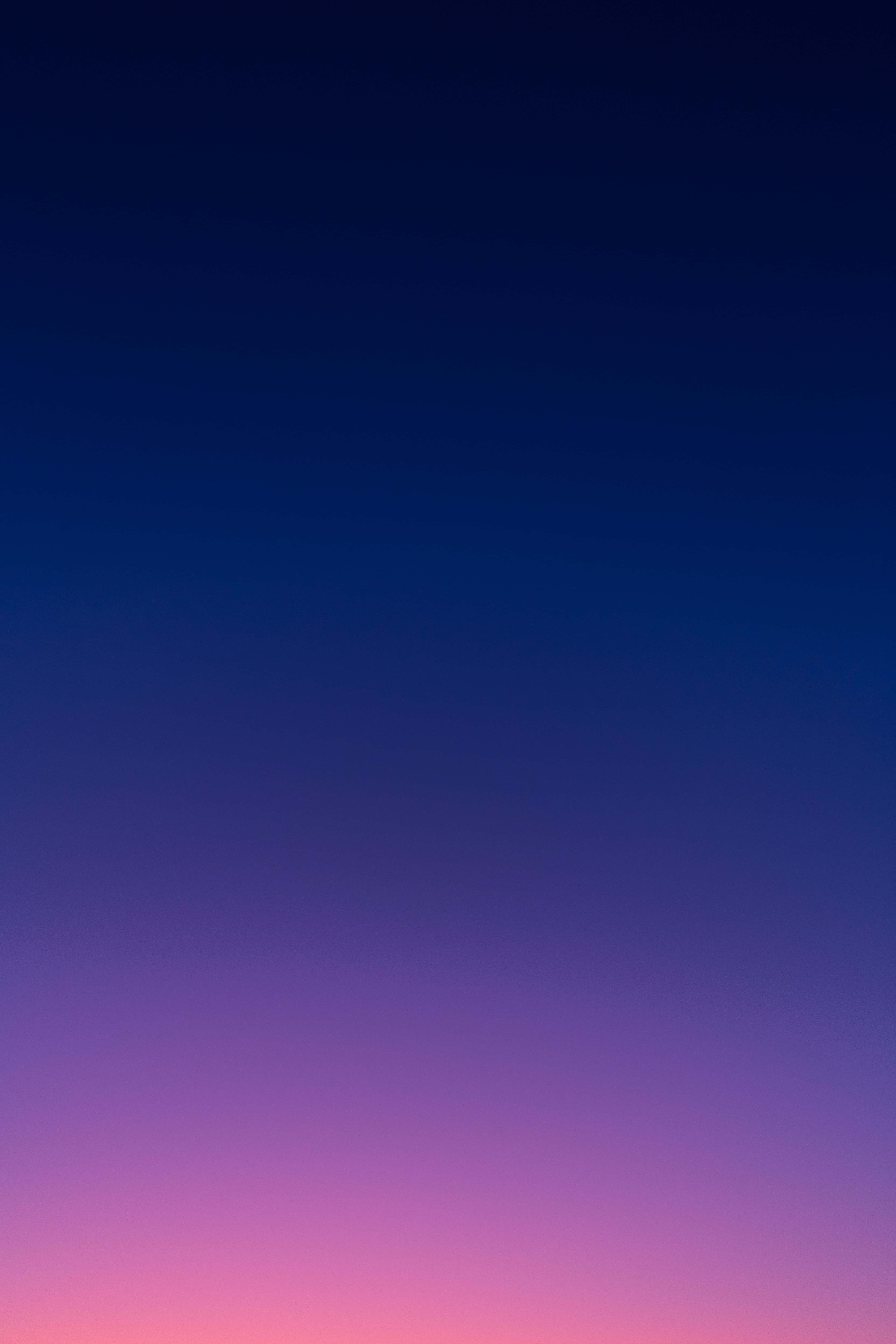 高對比度的強烈紫色粉紅背景 壁紙 — 平靜的漸變天空從深海軍藍過渡到地平線上的柔和粉紅色。