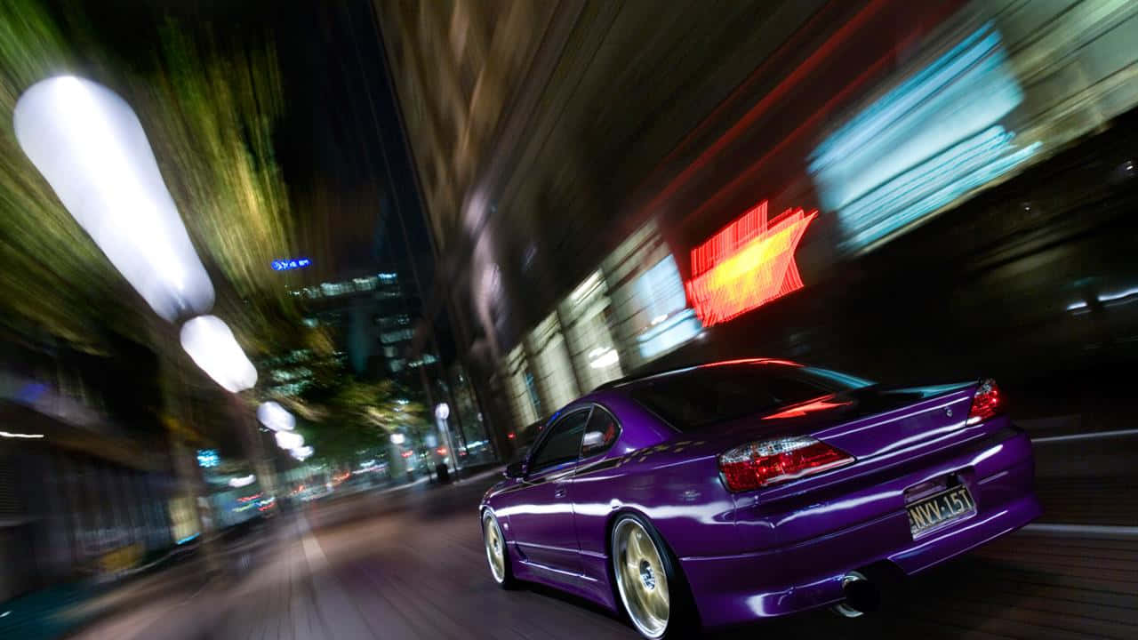 紫色跑車在夜晚霓虹城市中疾馳，光線模糊。