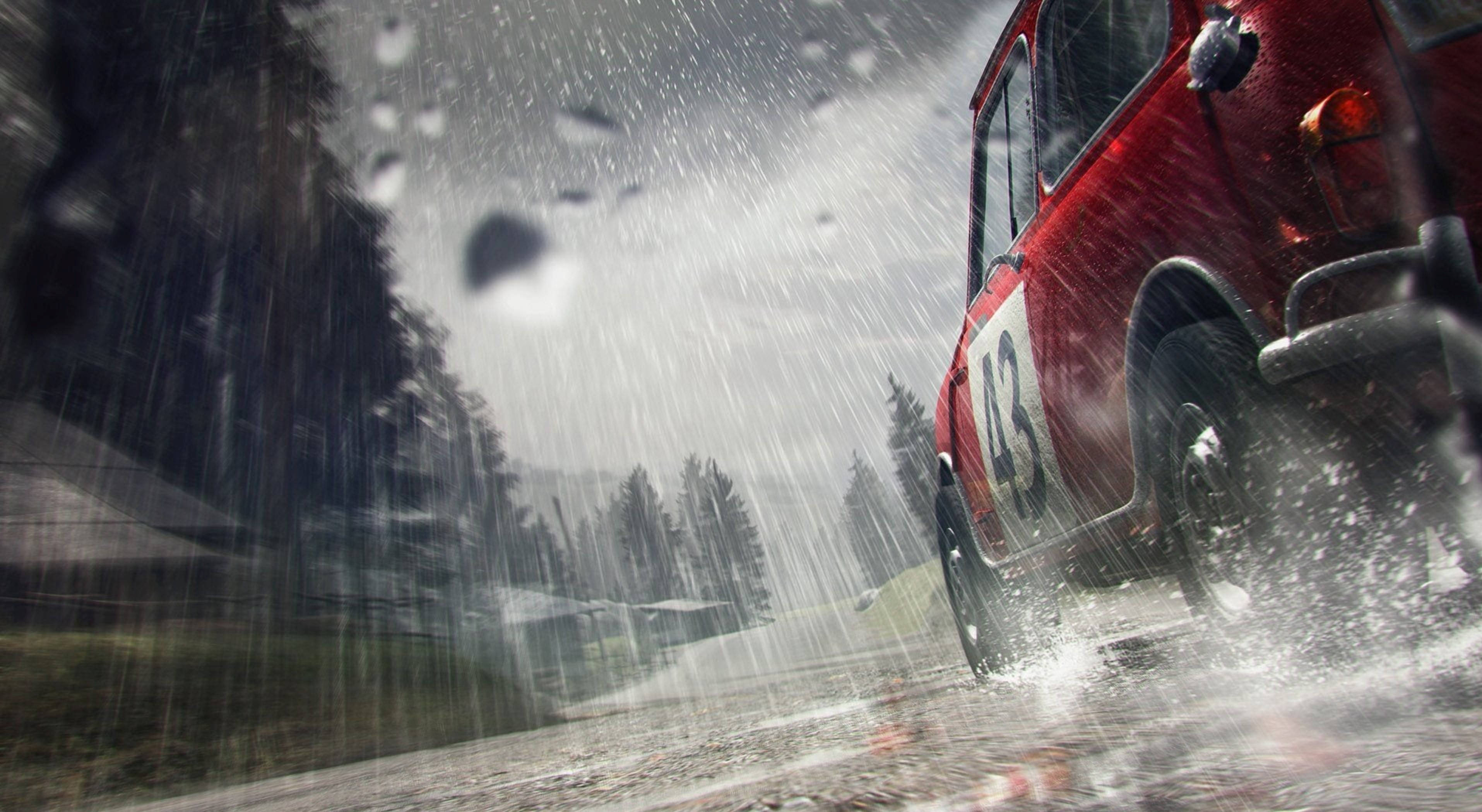 高強度雨中賽車：Dirt 3 壁紙 — 一輛紅色拉力賽車，號碼13，在灰色天空下，飛馳在濕滑的森林道路上，濺起水花。