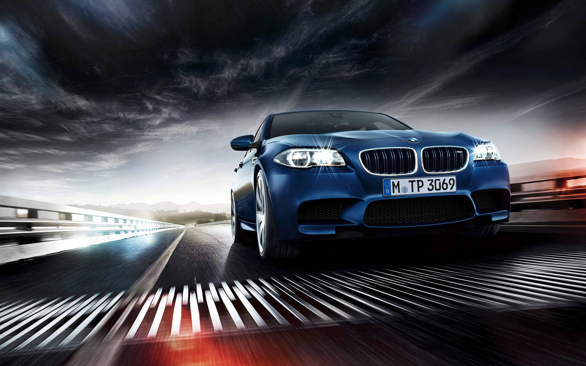 藍色BMW M5在暴風雨天空下於潮濕高速公路以動態模糊飛馳。