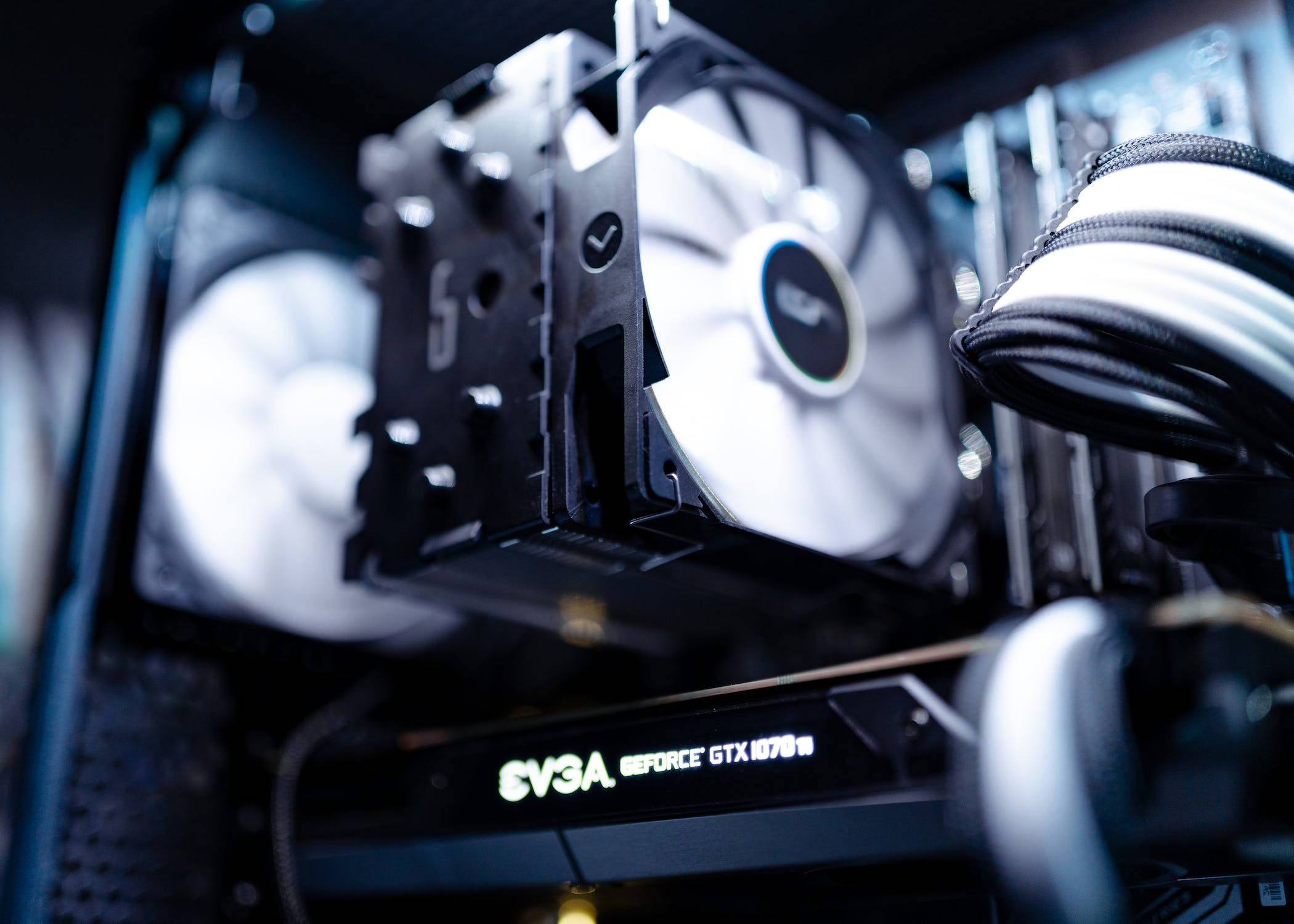 Gaming Setup 桌布 壁紙 — 高性能電腦內部特寫，帶有發光白色風扇和可見的EVGA GeForce GTX 1070顯示卡。