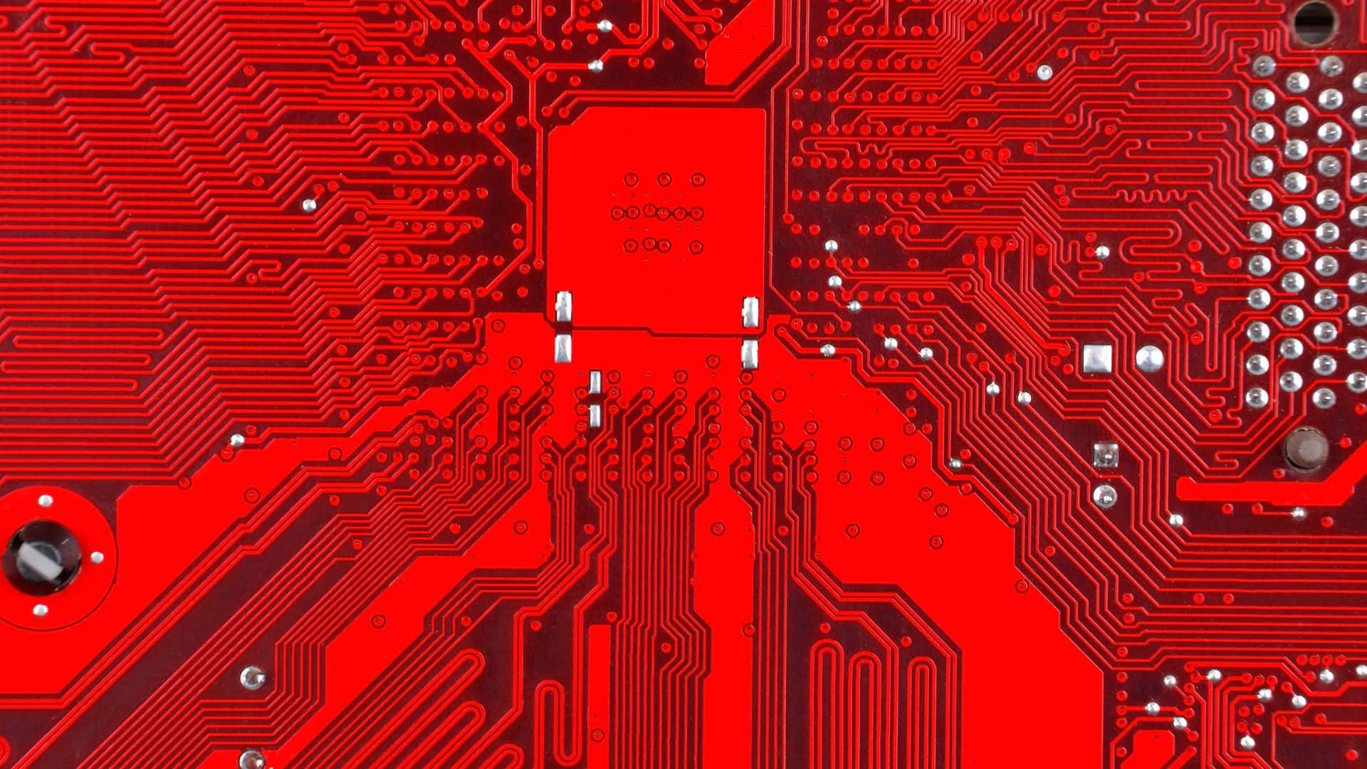 高技術電路板 壁紙 — 鮮紅色電路板嘅特寫，帶有複雜嘅銀色線路同焊接組件。