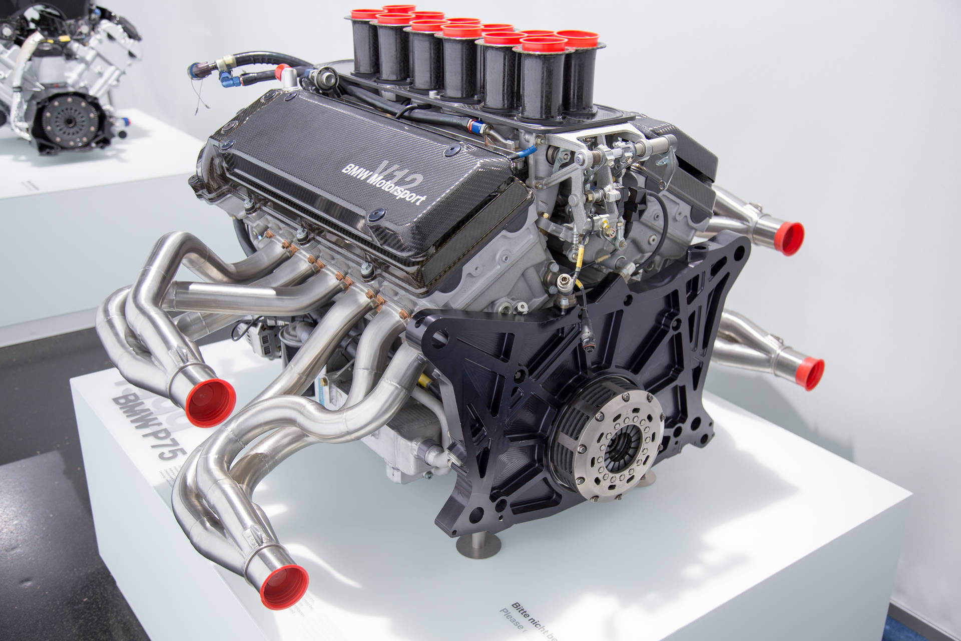 BMW V12引擎展示，帶有紅色點綴和拋光管。