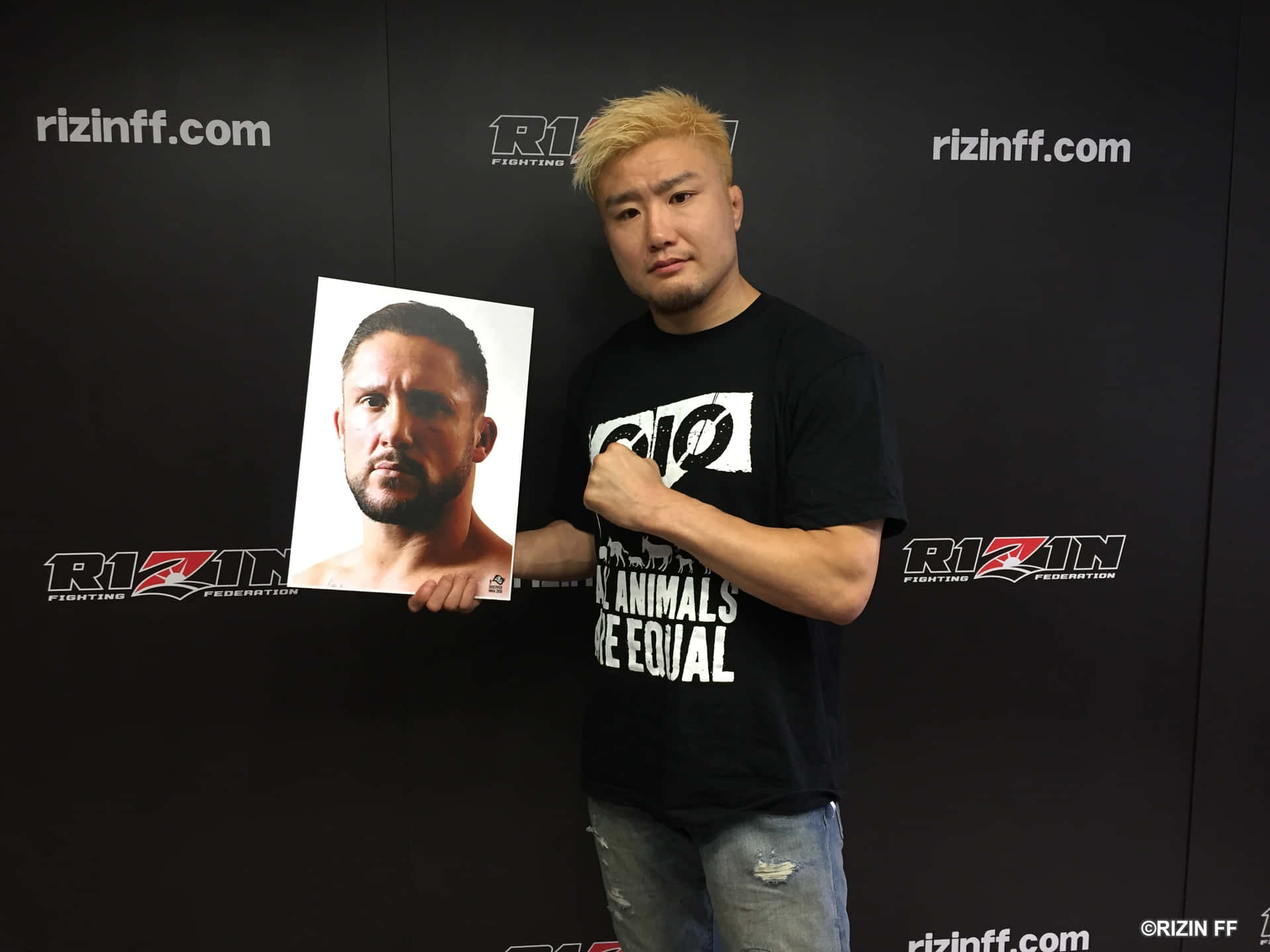 鬥士在Rizin FF活動中手持肖像。