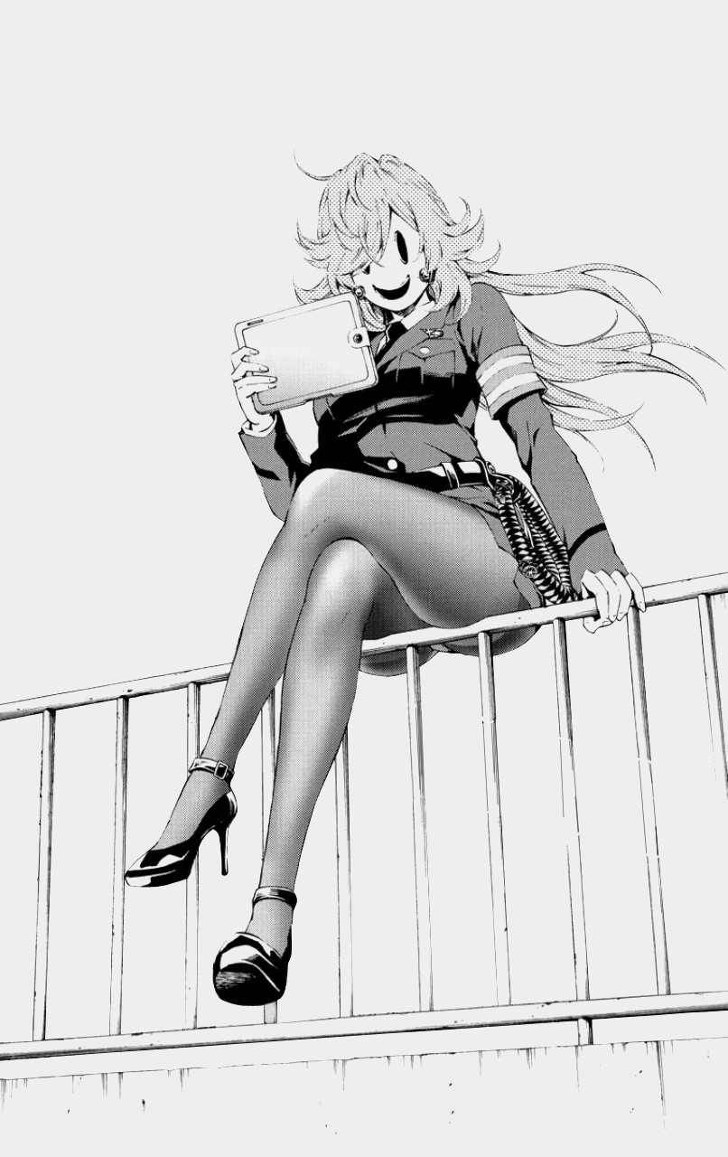 高樓入侵 漫畫版 壁紙 — 一個微笑的動漫女孩穿著校服坐在欄杆上，拿著平板電腦，風吹動她的頭髮。