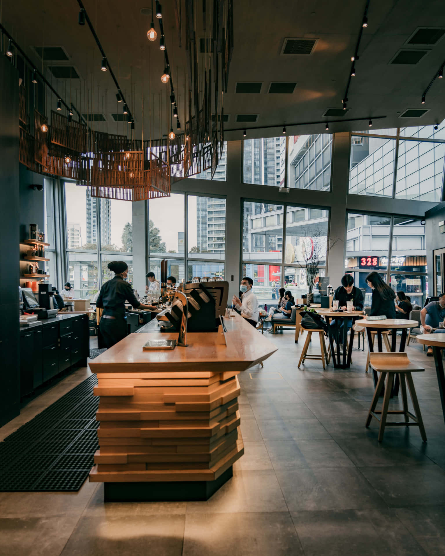 現代咖啡店，設有木製櫃檯，顧客靠近大窗戶。