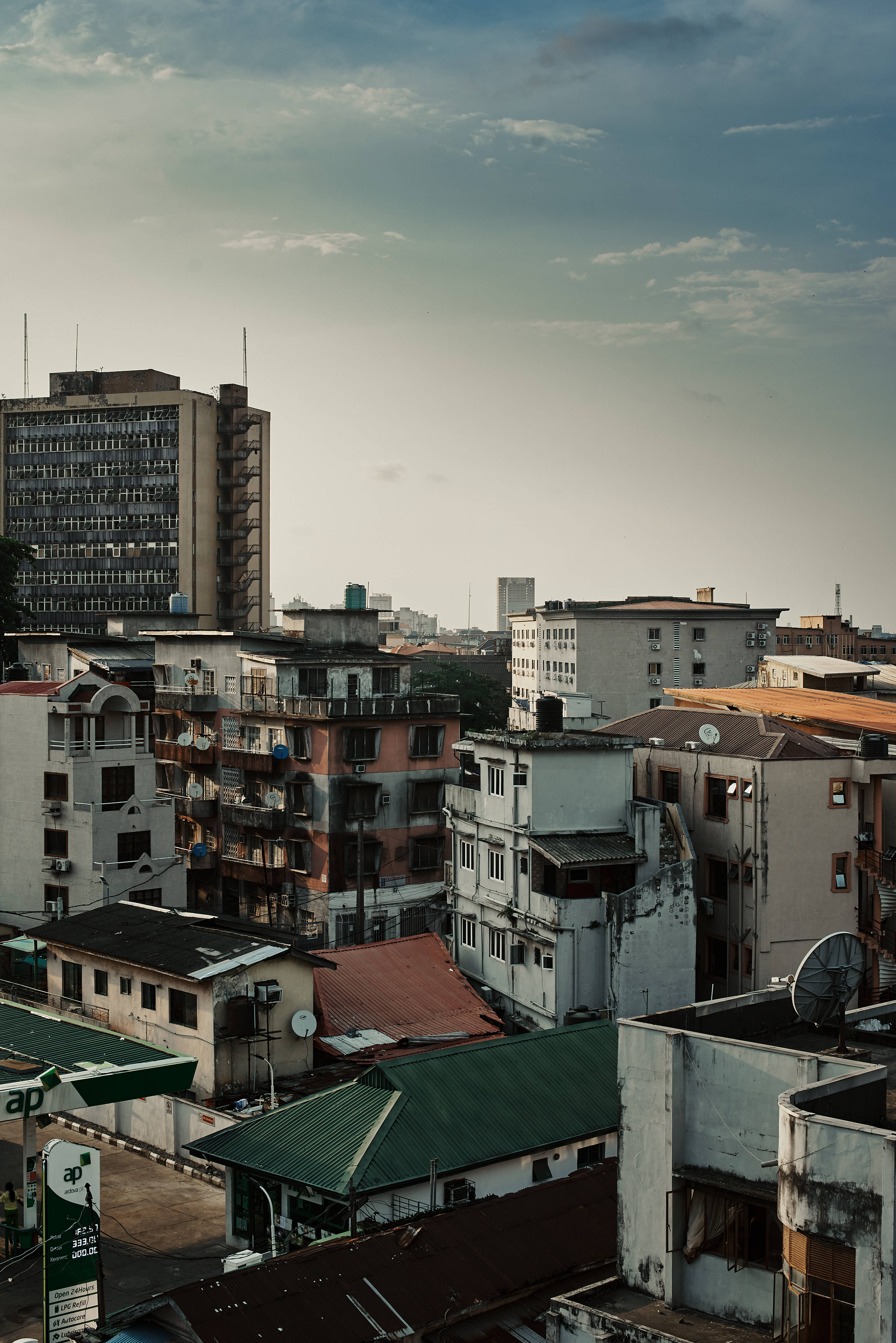 高樓最美自然風景 壁紙 — 從高角度俯瞰一個密集的城市社區，在陰天之下，建築物和屋頂顯得飽經風霜。