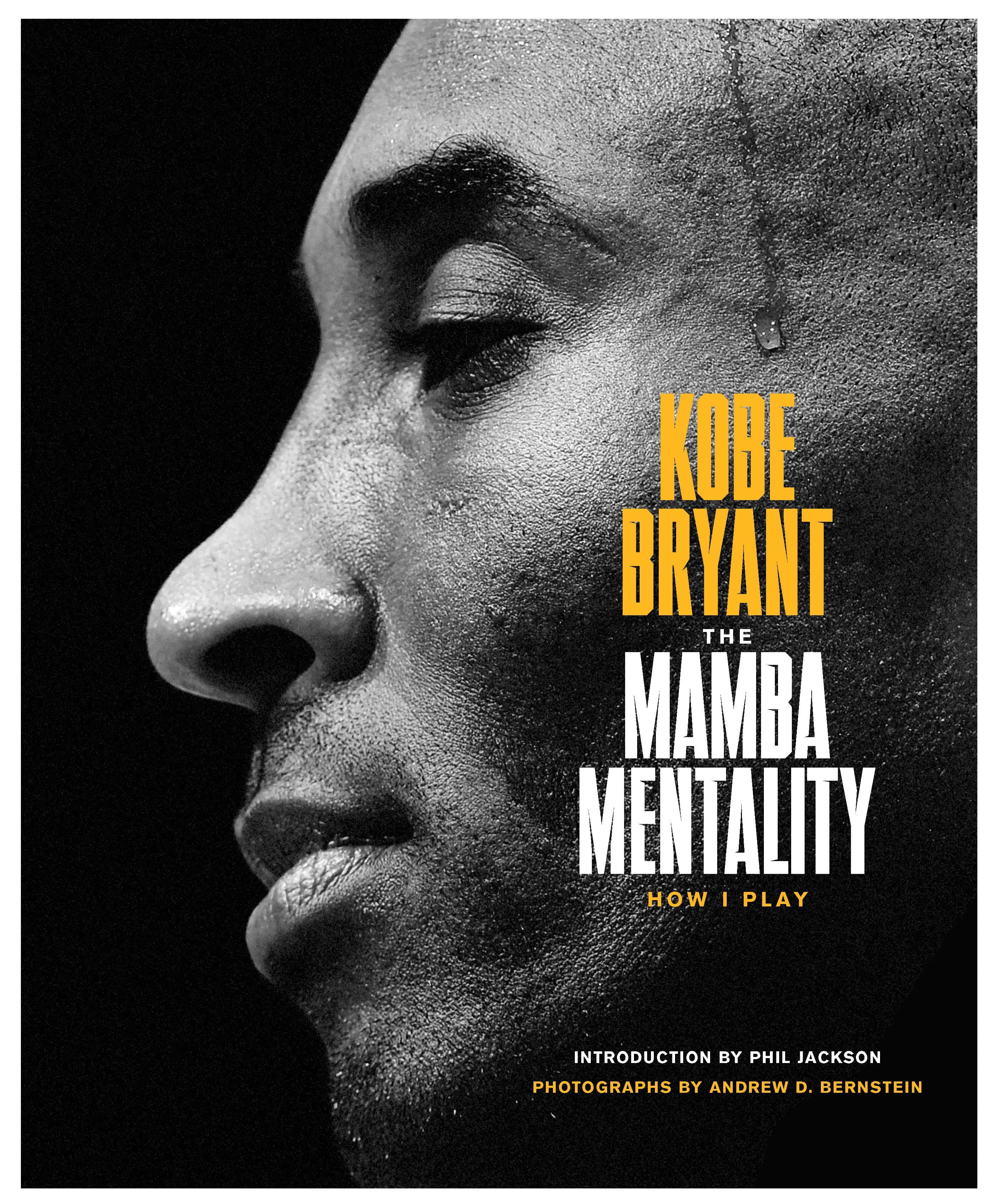 Mamba Mentality 桌布 壁紙 — 高比·拜仁的側面特寫黑白肖像，汗水在臉上閃閃發光，並有粗體黃色和白色文字疊加。