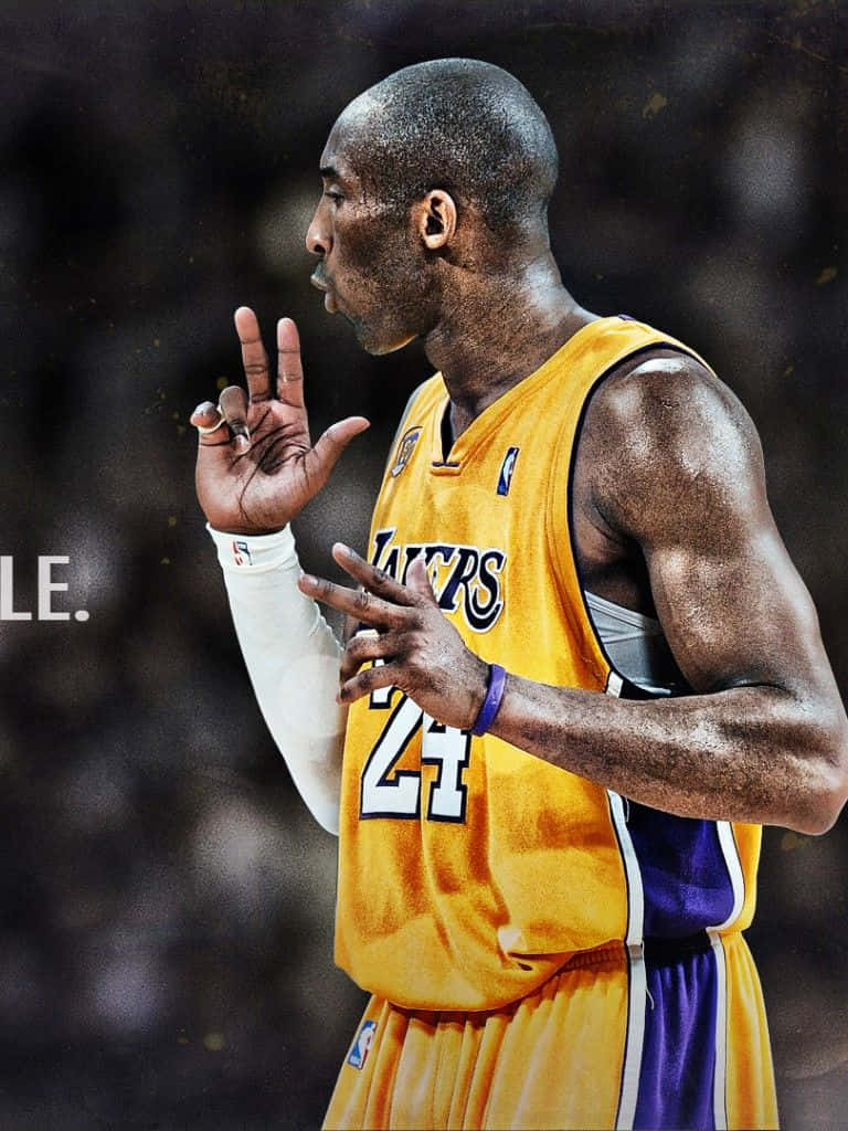 Kobe 桌布 壁紙 — 高比·拜仁身穿湖人隊球衣，在籃球比賽中專注地做出手勢。