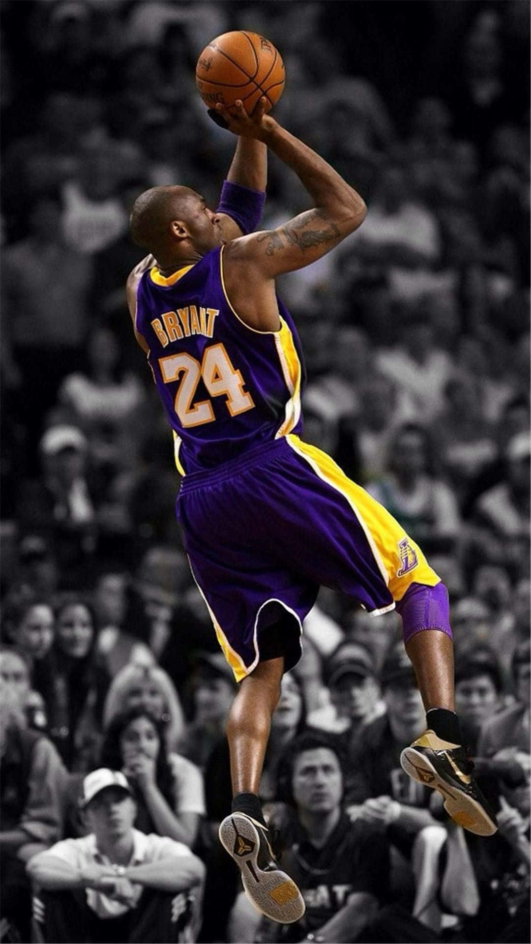 Kobe 桌布 壁紙 — 高比·拜仁身穿紫金色湖人球衣，在黑白人群前高高躍起，進行一次戲劇性的籃球投籃。