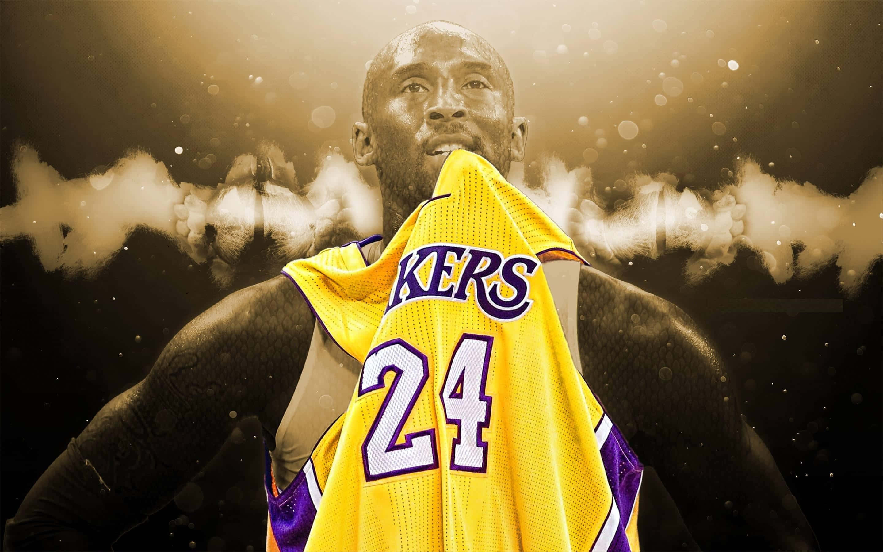 Kobe 桌布 壁紙 — 高比拜仁穿上標誌性的湖人隊24號球衣，在金色煙霧背景和戲劇性燈光下英勇站立。