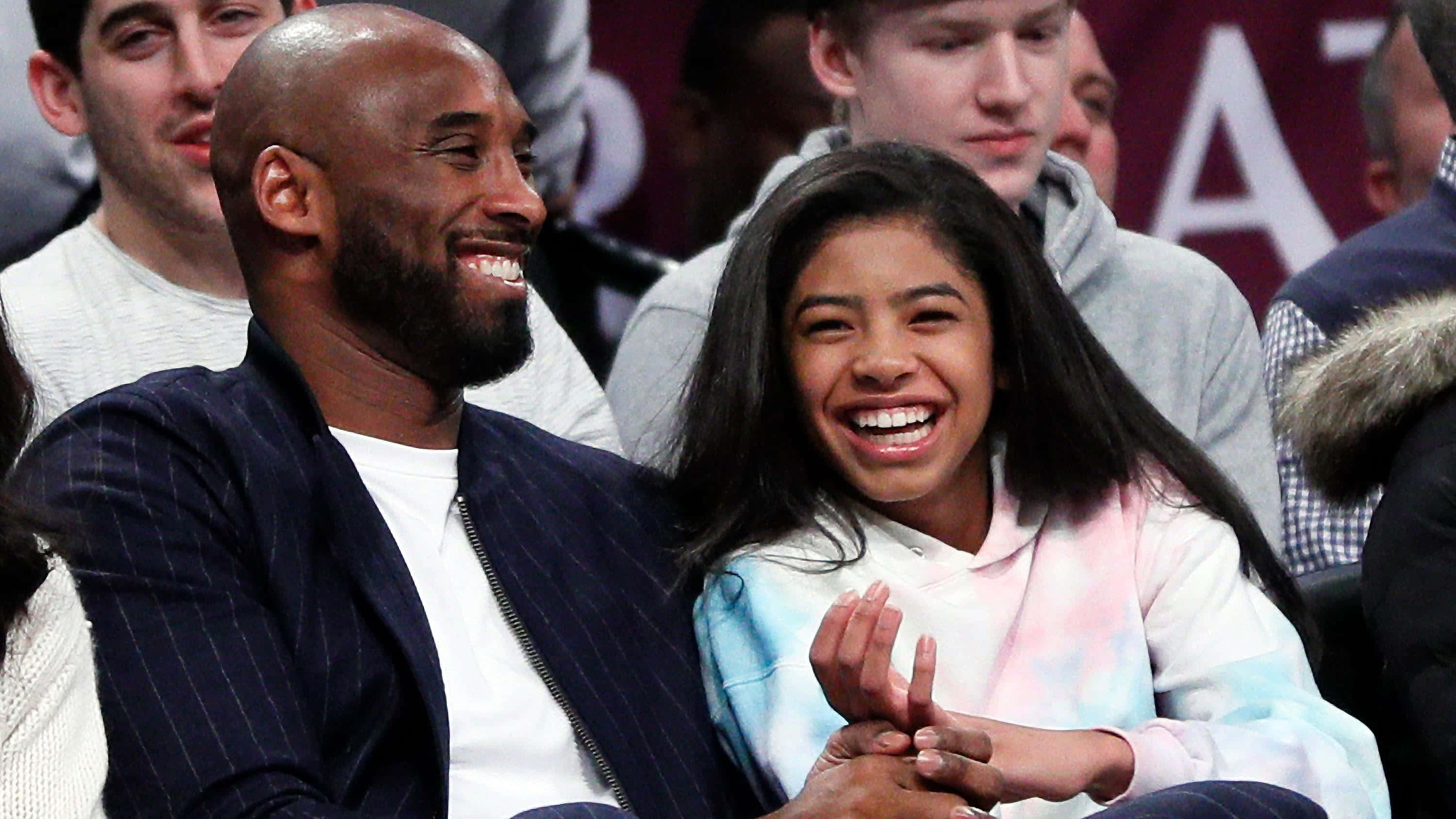 Kobe And Gigi 桌布 壁紙 — 高比拜仁與女兒吉安娜在籃球比賽中分享歡樂時刻，笑容燦爛。