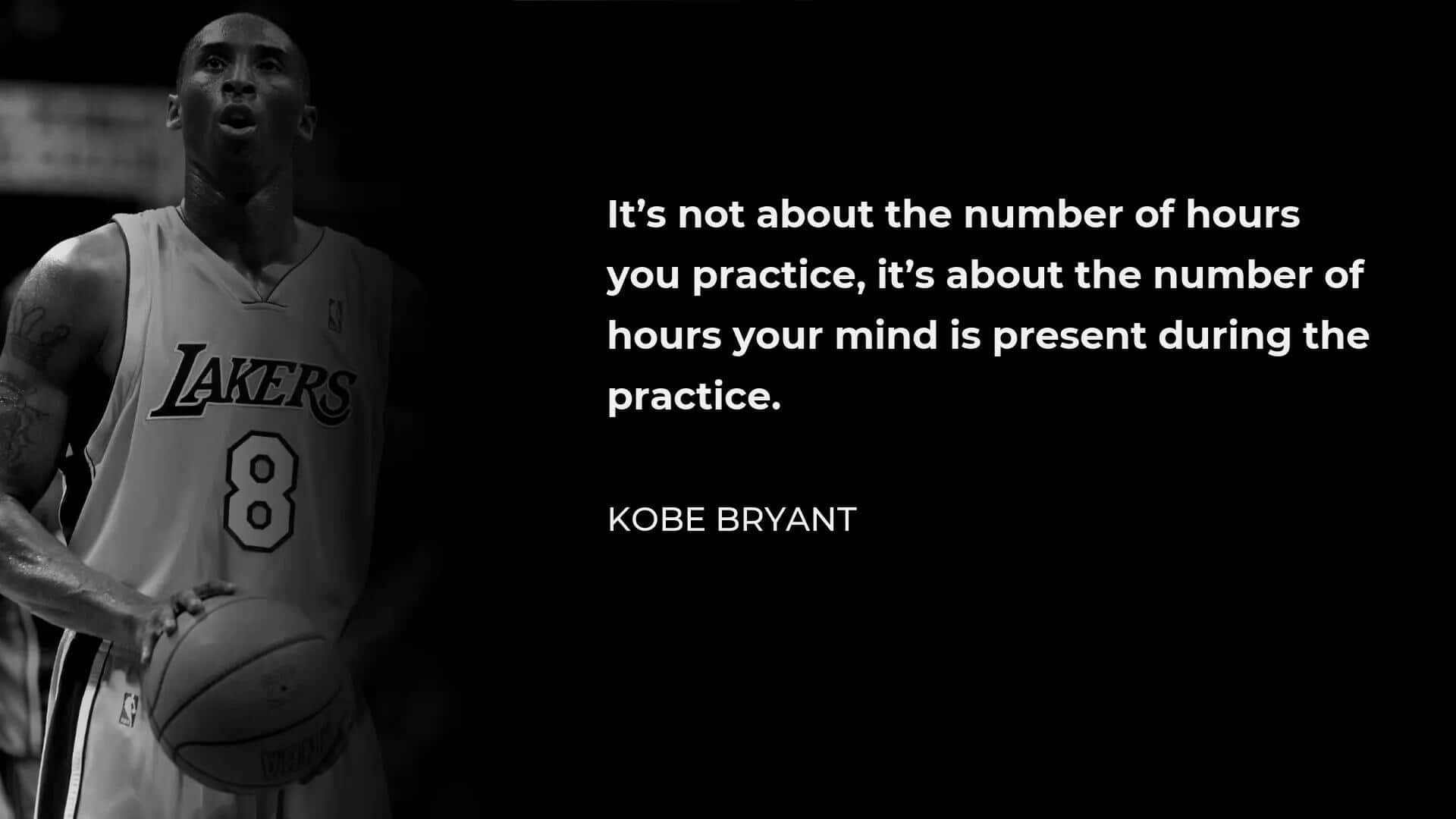Mamba Mentality 桌布 壁紙 — 高比拜仁身穿湖人球衣、手持籃球的黑白肖像，並附有勵志語句覆蓋。