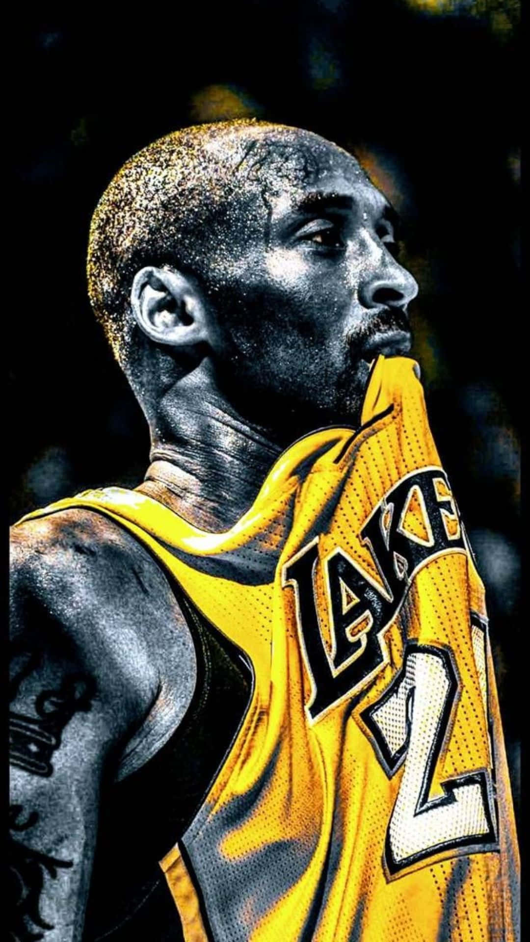 Kobe 桌布 壁紙 — 高比拜仁身穿湖人球衣的戲劇性肖像，在聚光燈下汗水閃爍，神情專注。