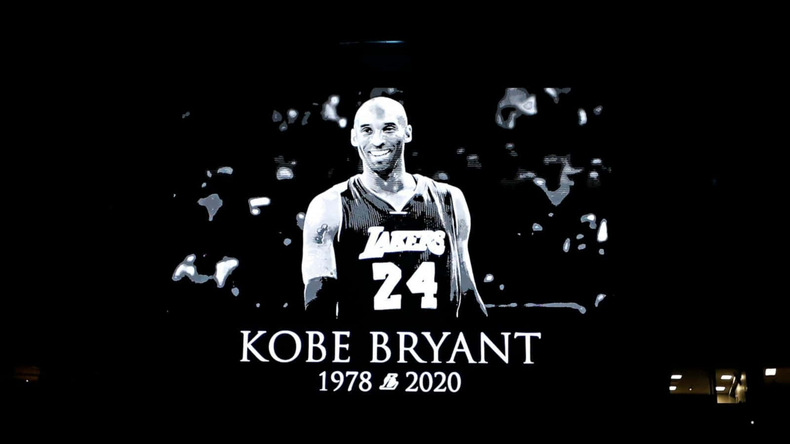 Kobe 桌布 壁紙 — 高比拜仁身穿湖人球衣的黑白致敬肖像，下方顯示他的名字和年份1978 2020。