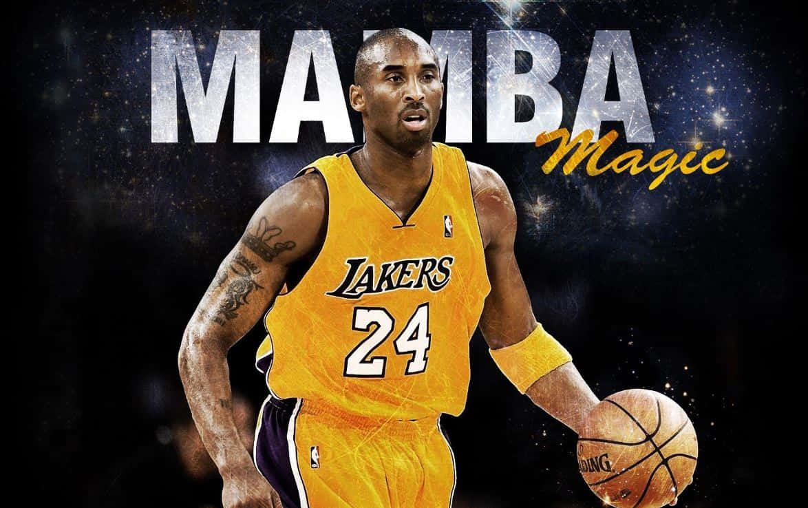 Kobe 桌布 壁紙 — 高比拜仁身穿湖人隊24號球衣，在星空背景下手持籃球，並帶有「MAMBA Magic」字樣。