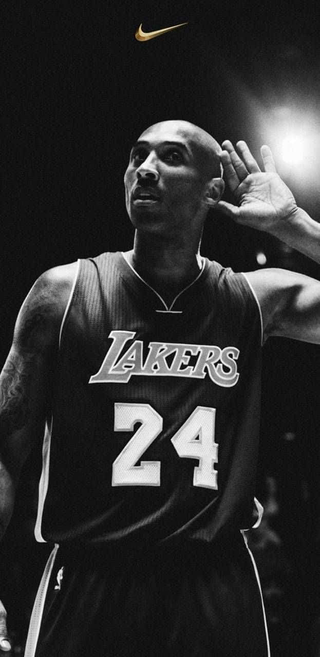 Kobe 桌布 壁紙 — 高比拜仁身穿湖人隊24號球衣在場館燈光下向球迷揮手的黑白肖像。