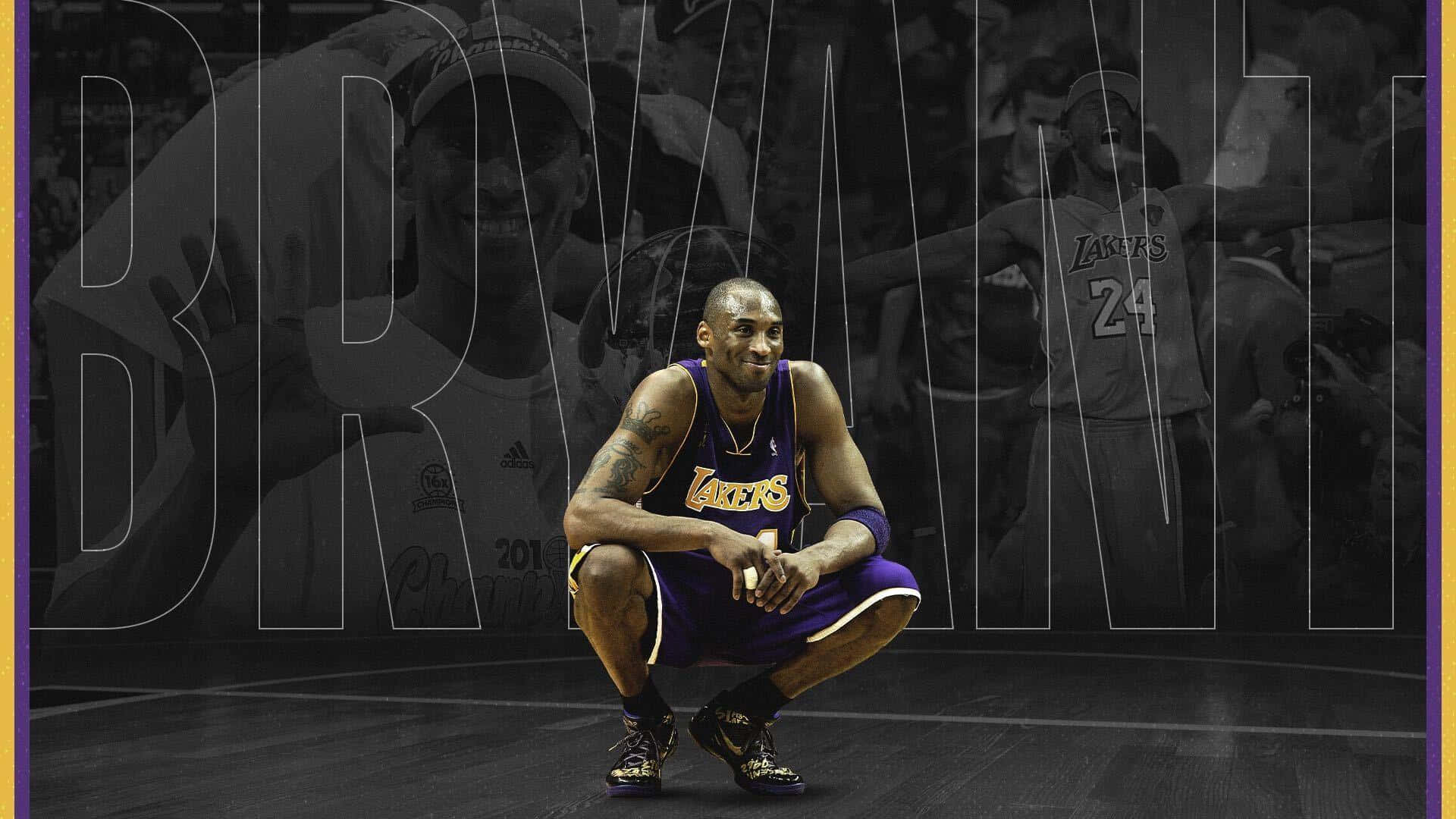 Kobe 桌布 壁紙 — 高比拜仁身穿紫色湖人球衣蹲在籃球場上，身後有大型字樣「BRYANT」。