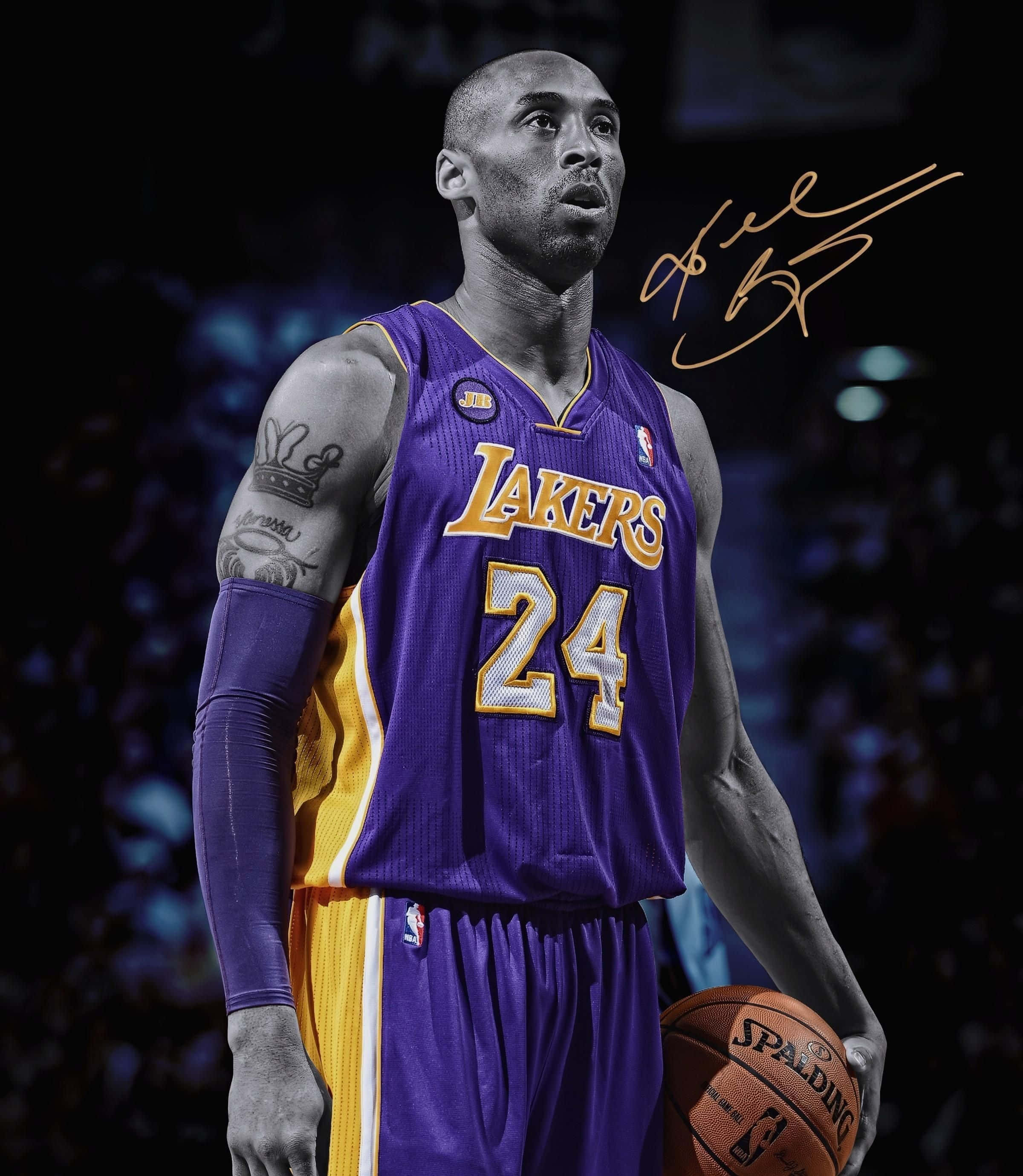 Kobe 桌布 壁紙 — 高比拜仁身穿紫色湖人隊24號球衣，手持帶有金色簽名的籃球，背景是昏暗模糊的球場。