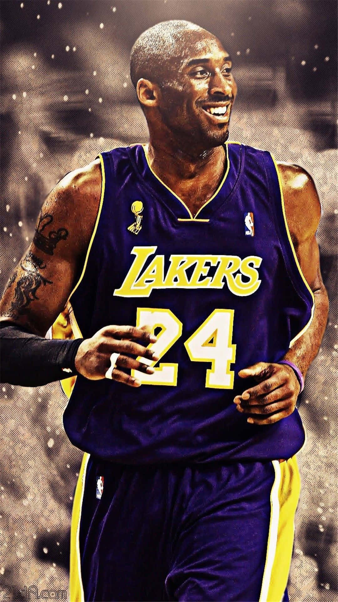 Kobe 桌布 壁紙 — 高比拜仁身穿紫色湖人隊24號球衣，手臂上的紋身清晰可見，在粗糙紋理背景前自信微笑。