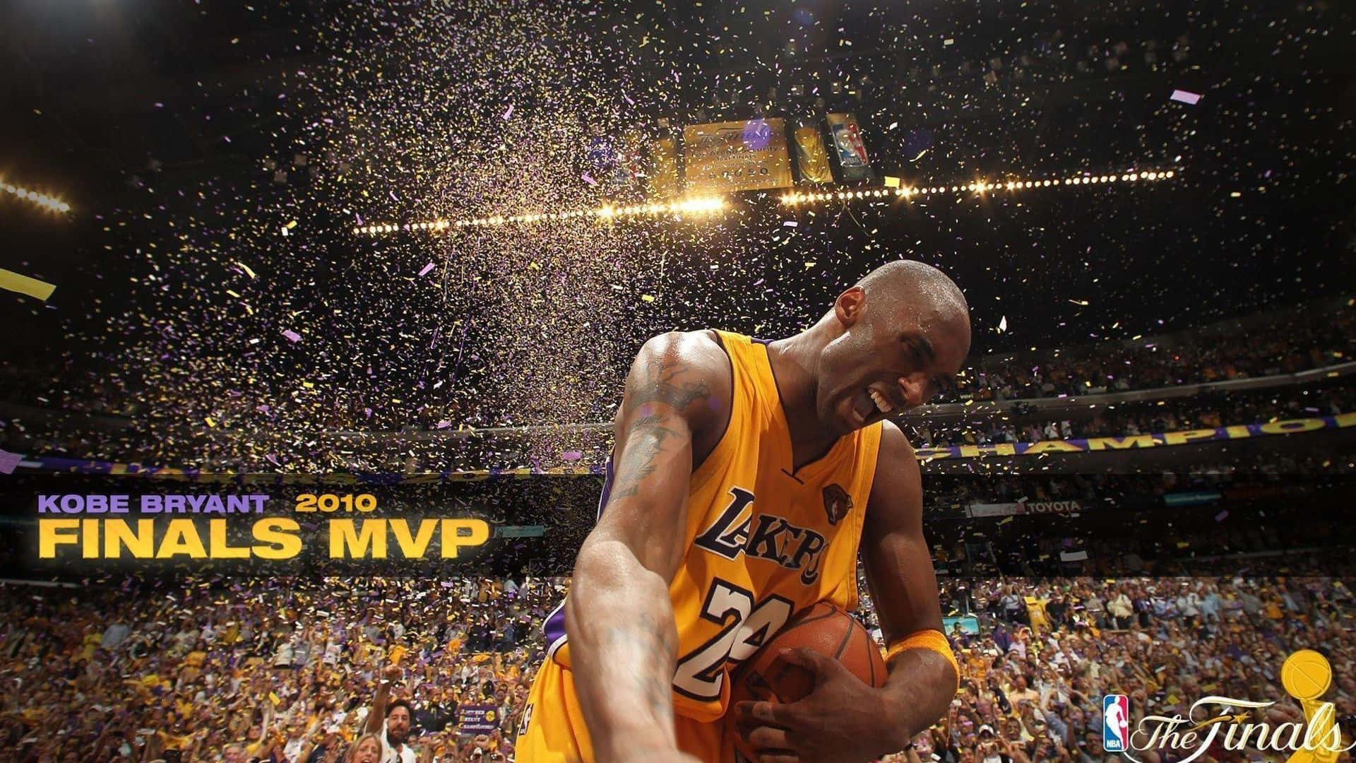 Kobe 桌布 壁紙 — 高比拜仁身穿黃色湖人球衣，在2010年NBA總決賽MVP慶祝活動中，於紙屑飄落的擁擠場館內，開心地笑著並抱著籃球。