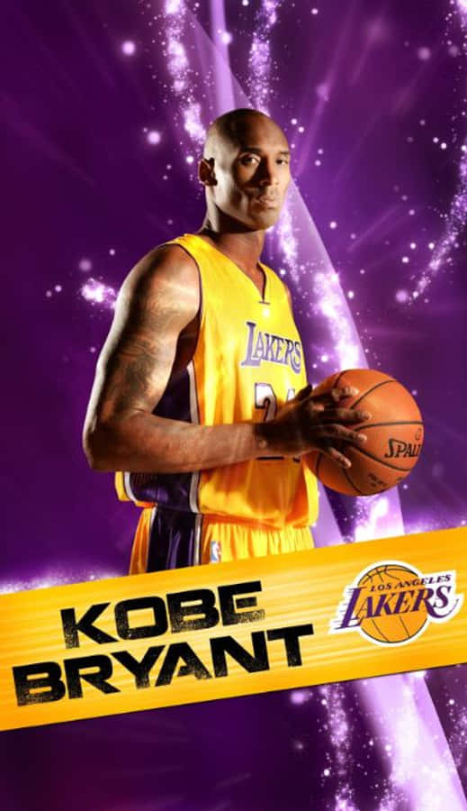 Kobe 桌布 壁紙 — 高比拜仁身穿黃色湖人球衣，在充滿活力的紫色星爆背景和球隊標誌橫幅前手持籃球。
