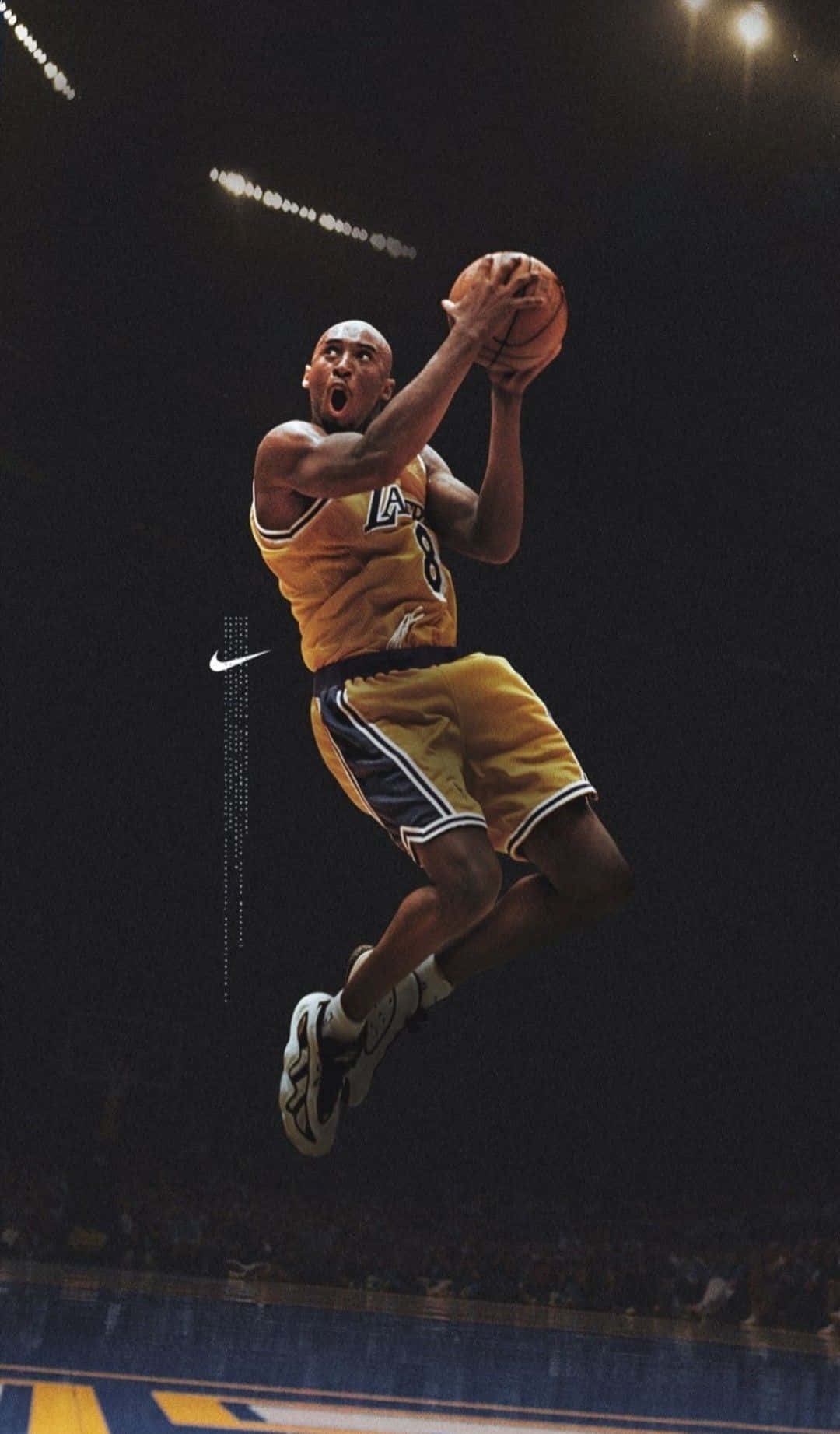 Kobe 桌布 壁紙 — 高比拜仁身穿黃色湖人球衣，在明亮的場館燈光下，手持籃球在空中飛翔。