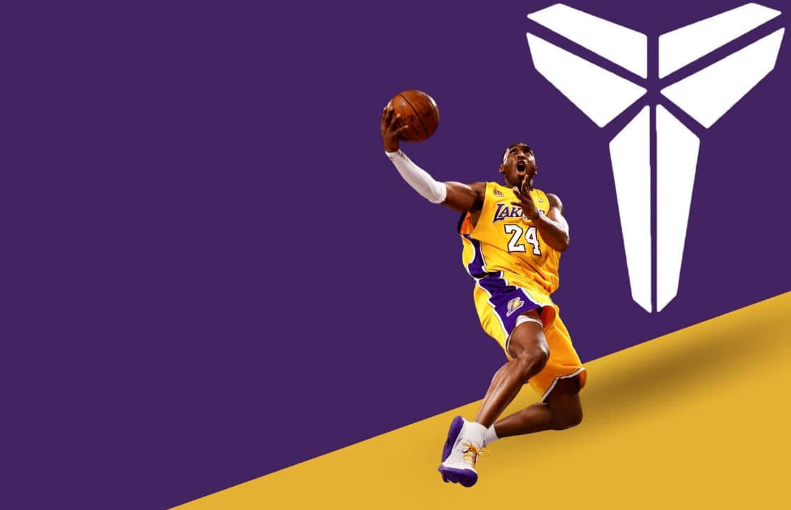 Kobe 桌布 壁紙 — 高比拜仁身穿黃色湖人球衣，在空中入樽，背景為紫色和金色，並有其標誌。