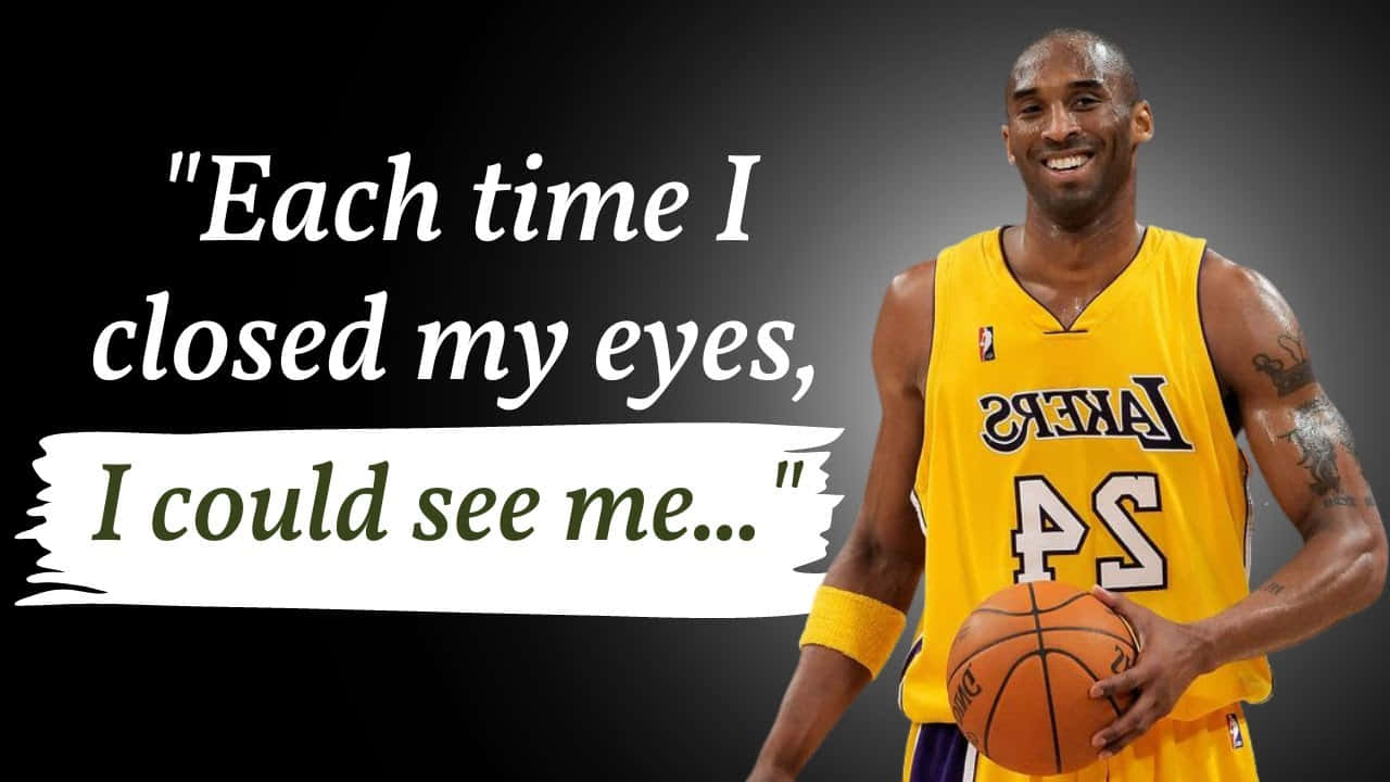 Mamba Mentality 桌布 壁紙 — 高比拜仁身穿黃色湖人球衣，手持籃球，在深色漸變背景上疊加了一句名言。