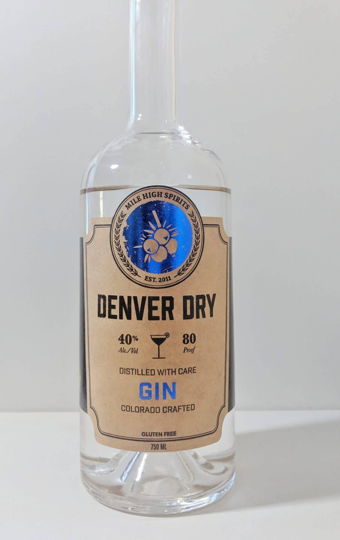 透明氈酒瓶，棕色標籤上寫著Denver Dry Colorado Crafted
