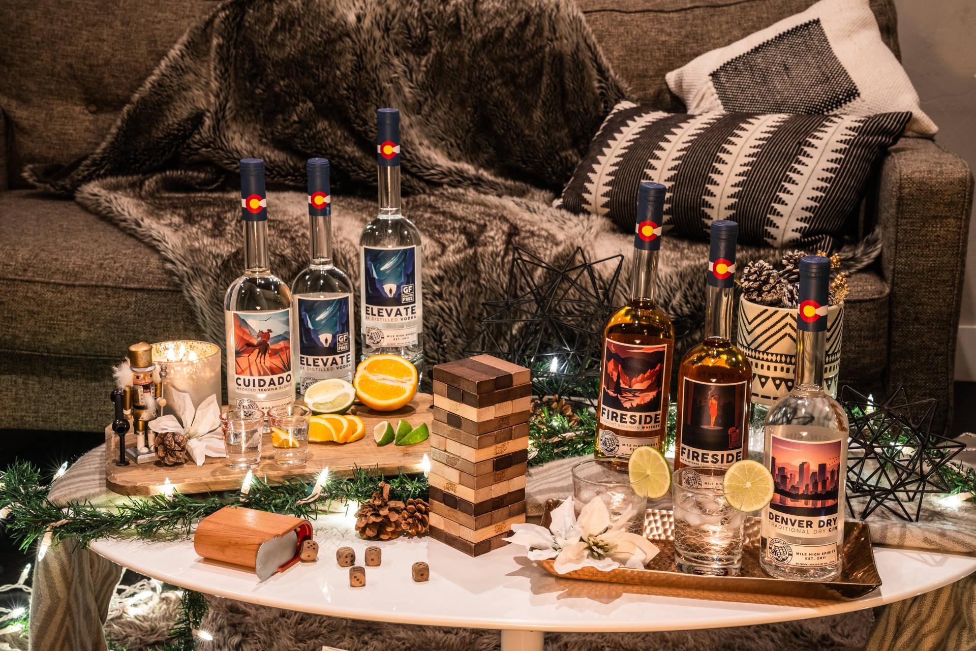 舒適的室內節日場景，咖啡桌上有飲品、遊戲和串燈。
