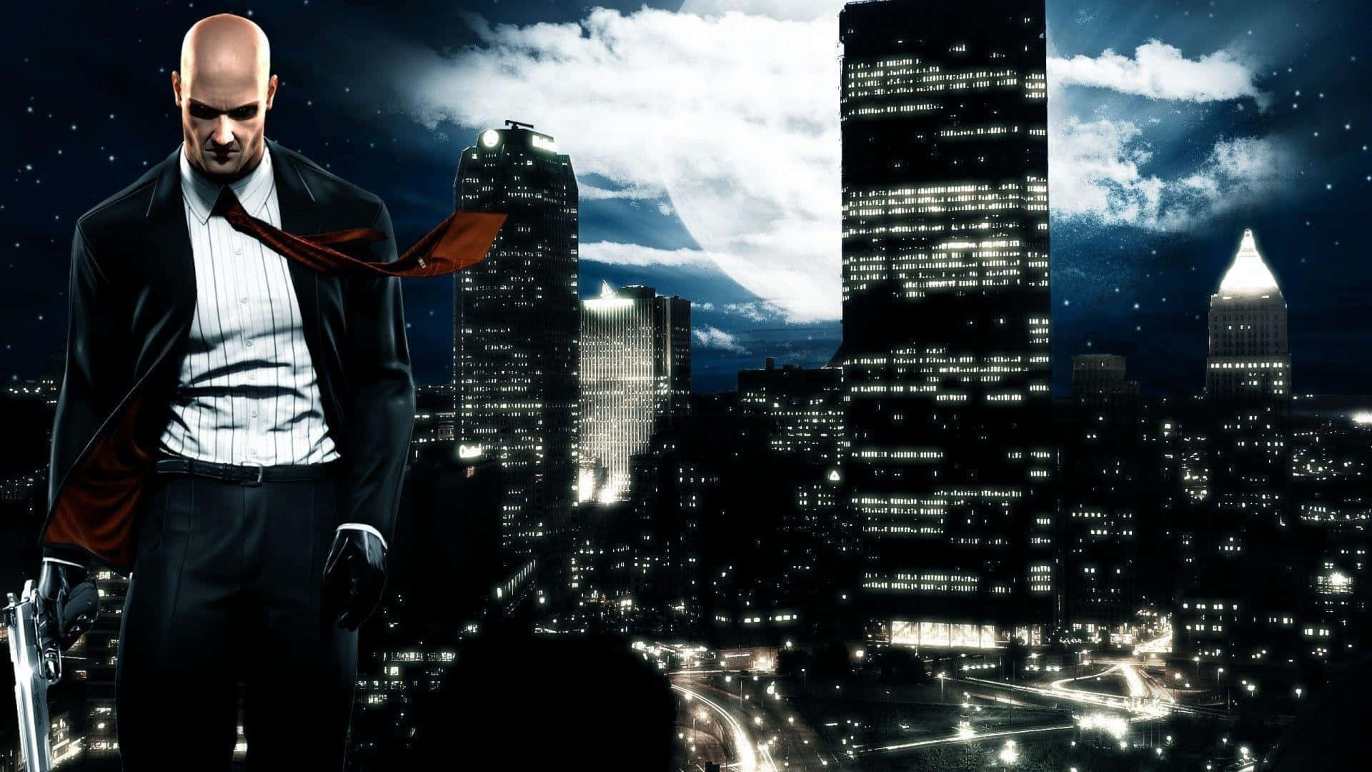 高清《Hitman 2》背景圖 壁紙 — 一個光頭殺手穿著黑色西裝站在摩天大樓頂端，俯瞰著夜晚霓虹燈閃爍的城市景觀。