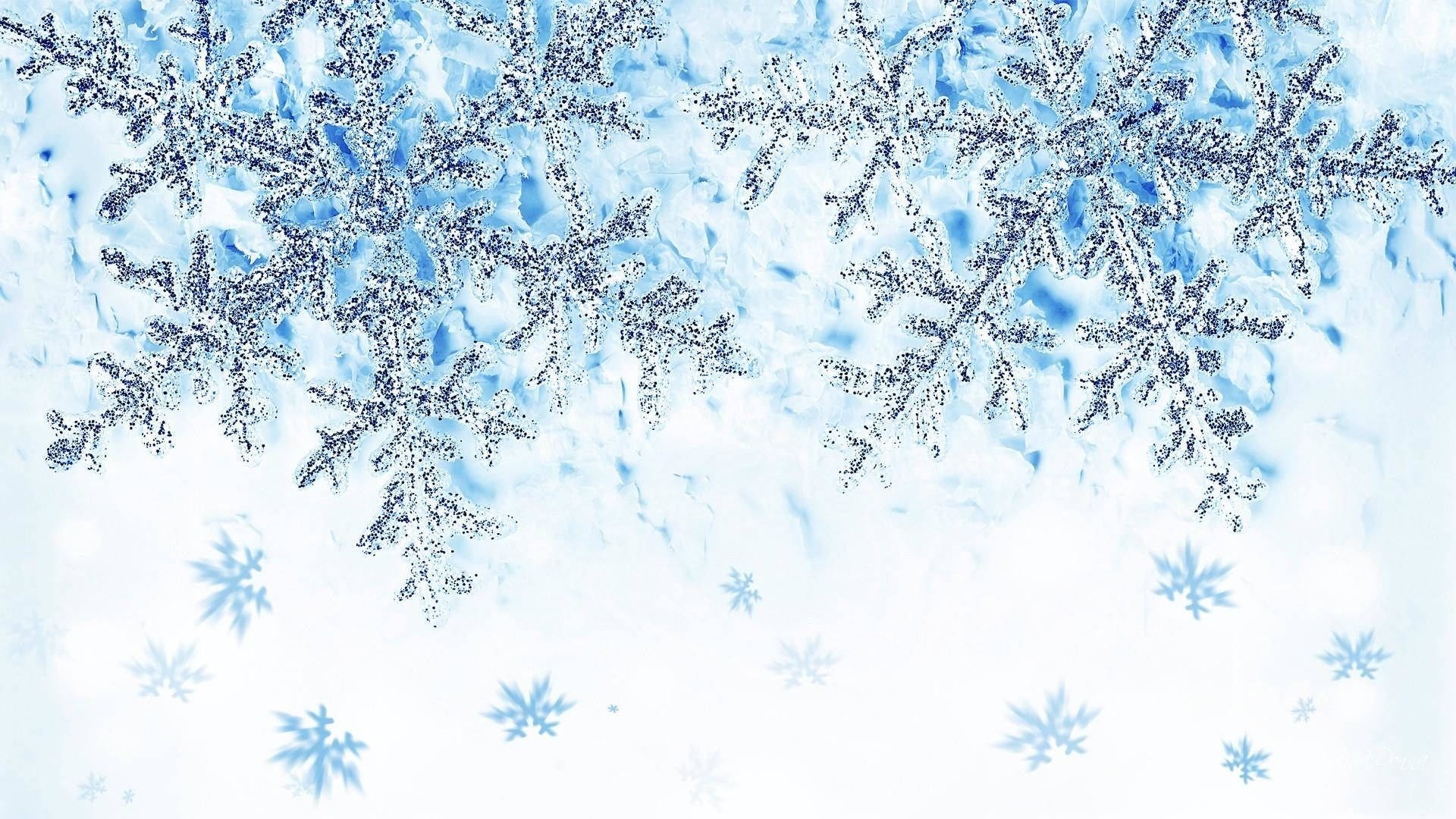 柔和藍色和白色色調的玻璃上的霜雪雪花