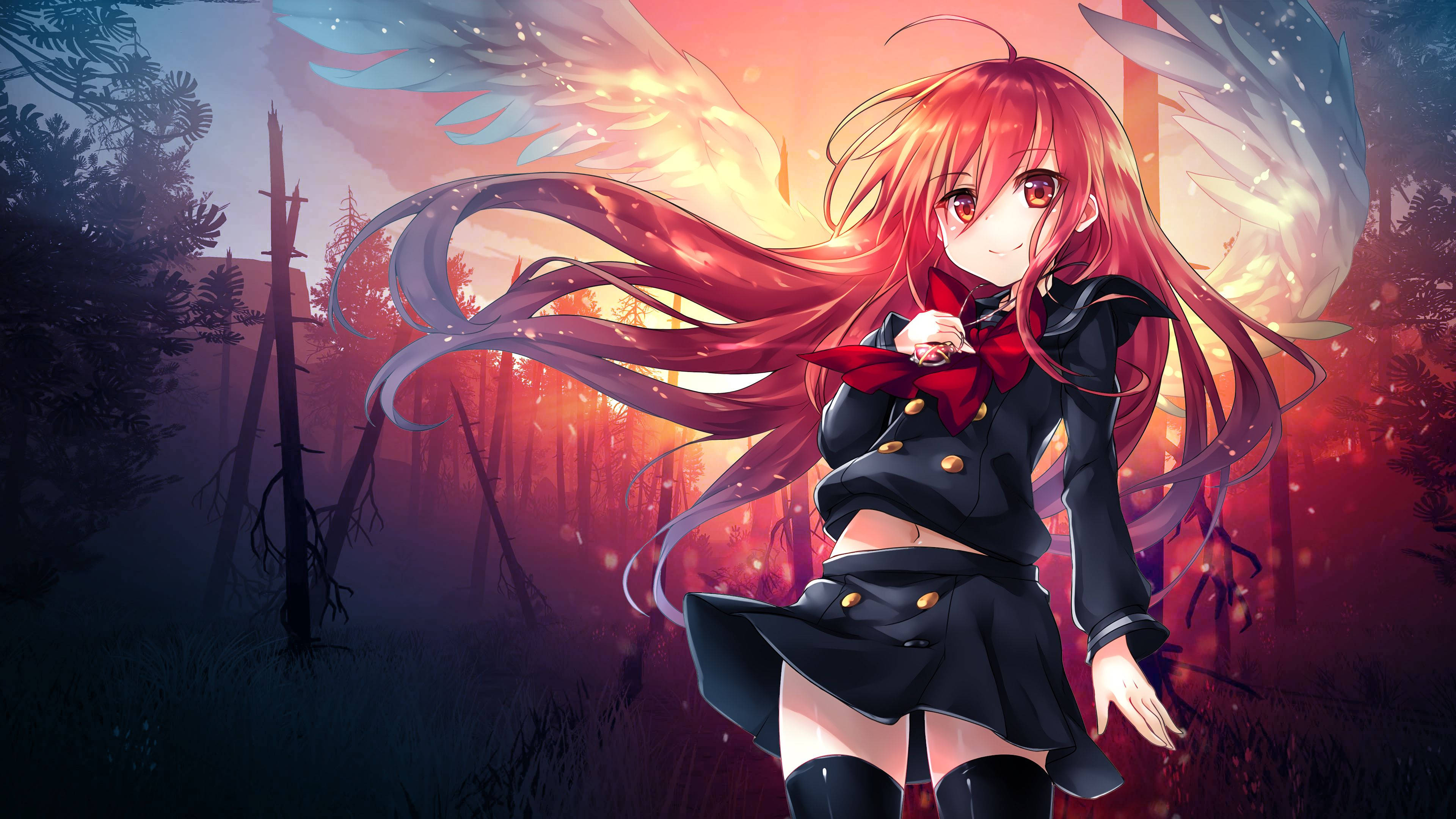 高清動漫 Shakugan no Shana 壁紙 — 一位火紅頭髮的動漫女孩，帶著發光的翅膀，在日落時分自信地站在神秘的森林中。