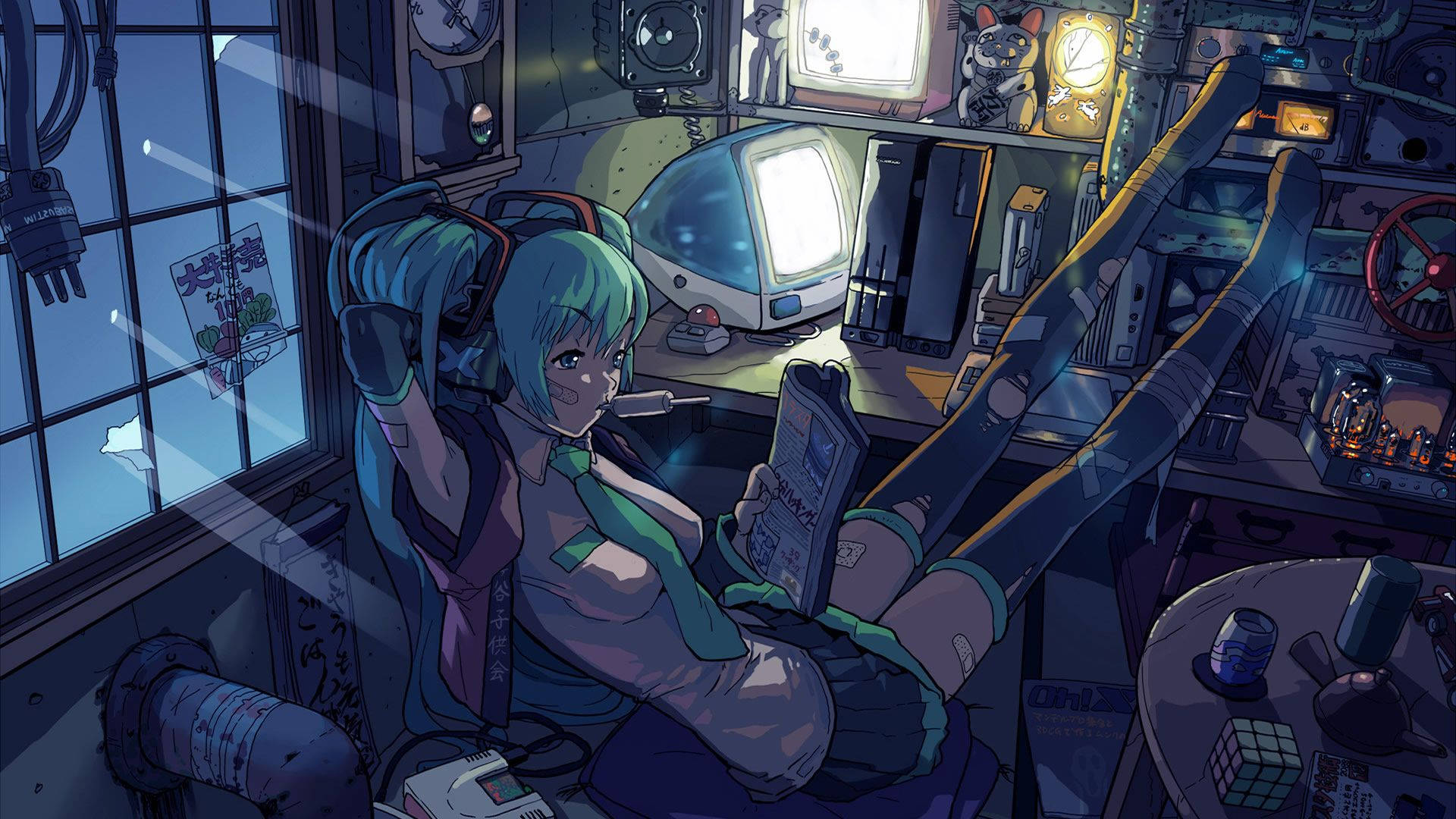 高清動漫初音未來 壁紙 — 一個青綠色頭髮的動漫女孩在夜晚於雜亂的復古科技房間裡放鬆，閱讀一本書，周圍有發光的屏幕和小工具。