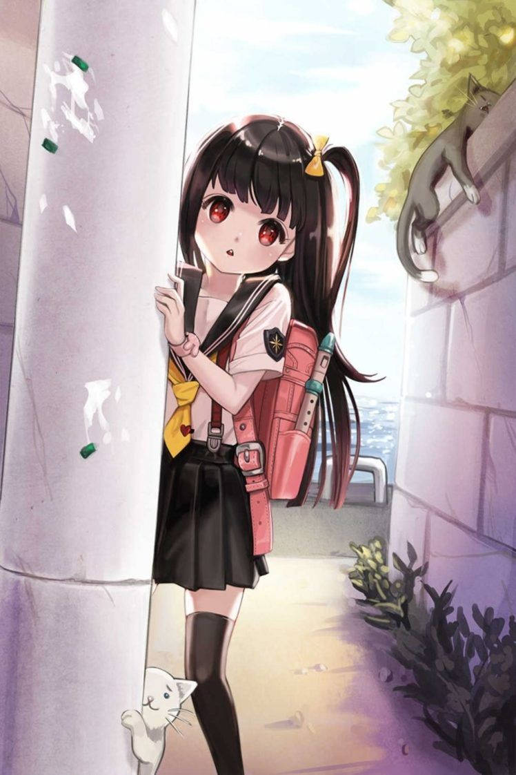 動漫女孩從柱子後面探頭，旁邊有貓咪