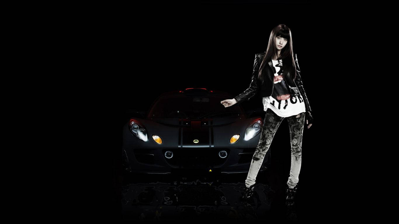 高清少女時代YoonA 壁紙 — 一位時尚女性身穿黑色皮革，站在一輛發光的黑色跑車旁邊，背景昏暗。