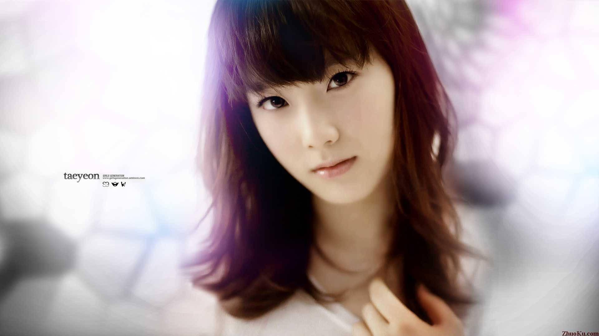 高清少女時代太妍凝視 壁紙 — 一位年輕女性嘅柔和焦點肖像，佢有棕色頭髮同溫柔嘅眼神，背景係明亮模糊嘅。