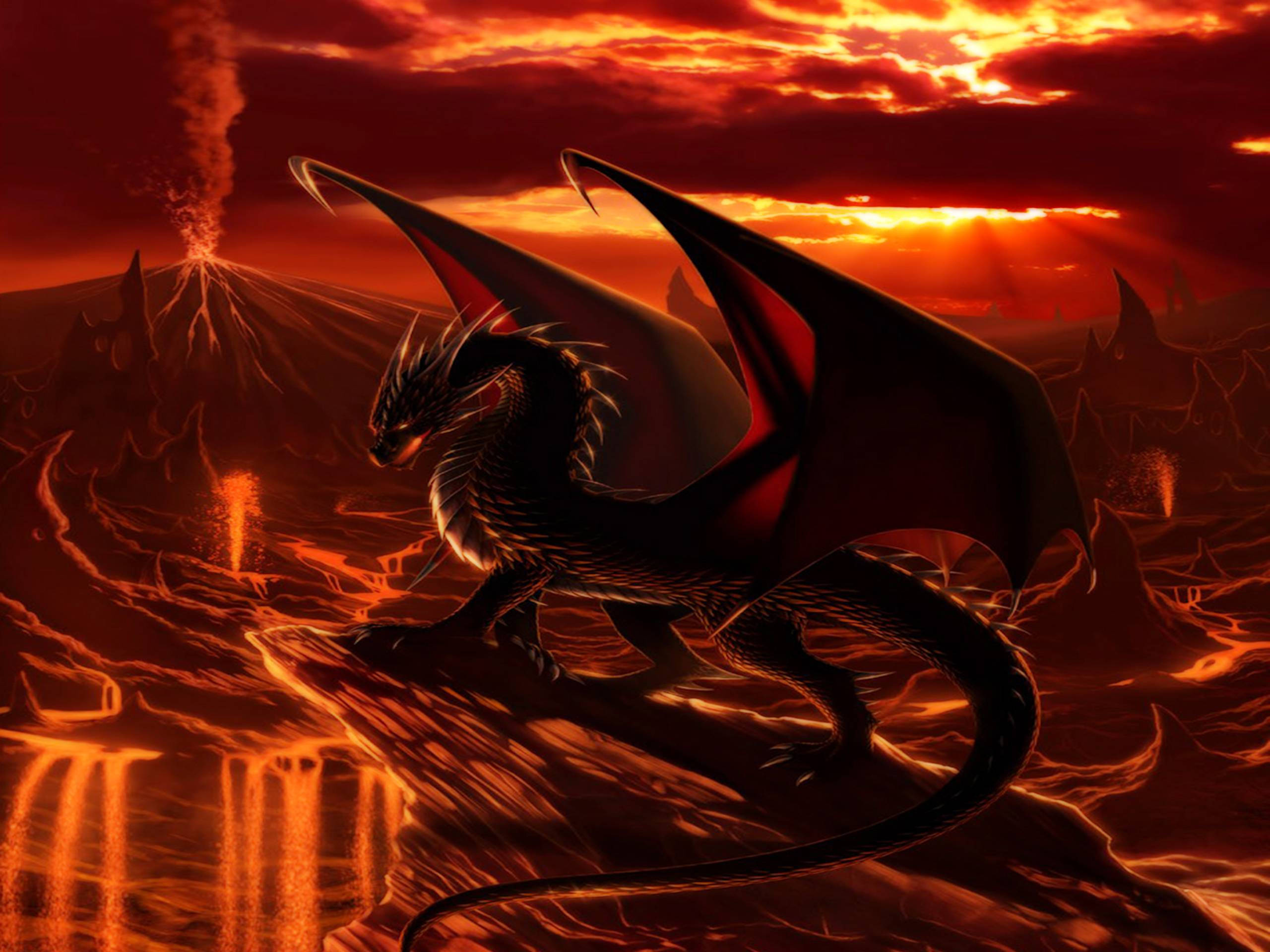 高清火山爆發龍 壁紙 — 一頭威嚴的黑龍，眼睛發出紅光，站在熔岩原上，火山在熾熱的夕陽天空下爆發。
