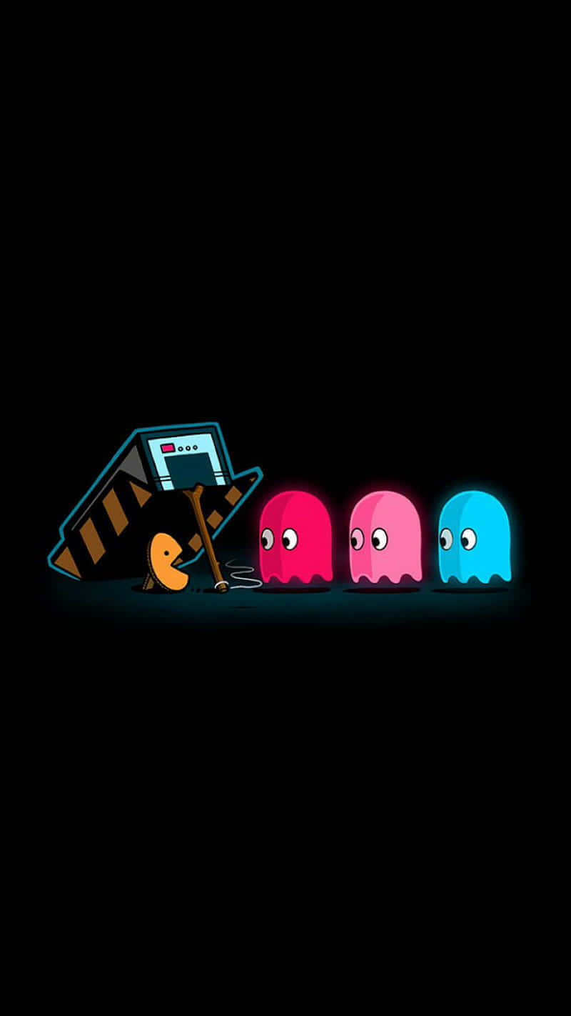 三個色彩繽紛的 Pac-Man 鬼魂和一部壞掉的街機在深色背景上。