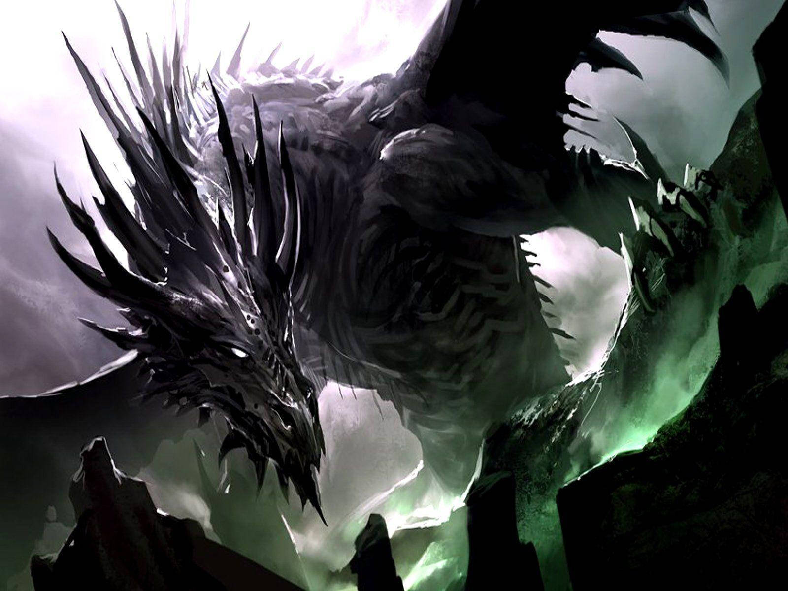 高清綠光龍 壁紙 — 一條帶有尖刺鱗片和發光綠色眼睛的兇猛黑龍，在風暴陰暗的景觀中聳立在崎嶇的岩石上。