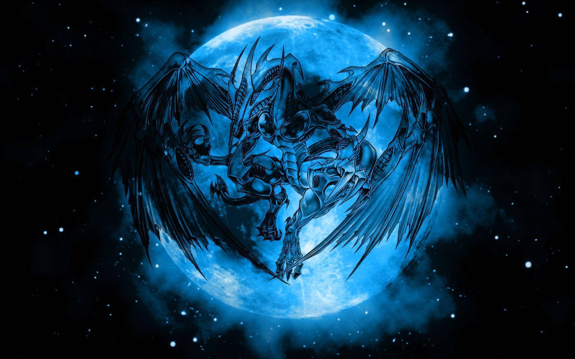 高清龍月夜 壁紙 — 一隻骨架龍展開翅膀，在星光燦爛的夜空中，對著發光的藍色月亮翱翔。