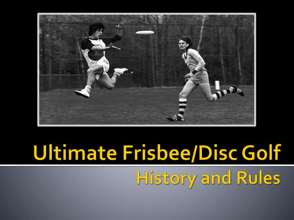 高潮迭起的 Ultimate Frisbee 遊戲全速進行 壁紙 — 兩名運動員在黑白動作鏡頭中跳躍和奔跑在草地上進行終極飛盤比賽。