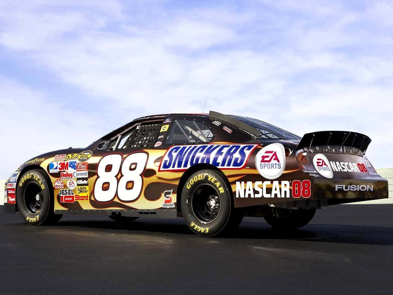 帶有Snickers品牌的NASCAR賽車88號在賽道上