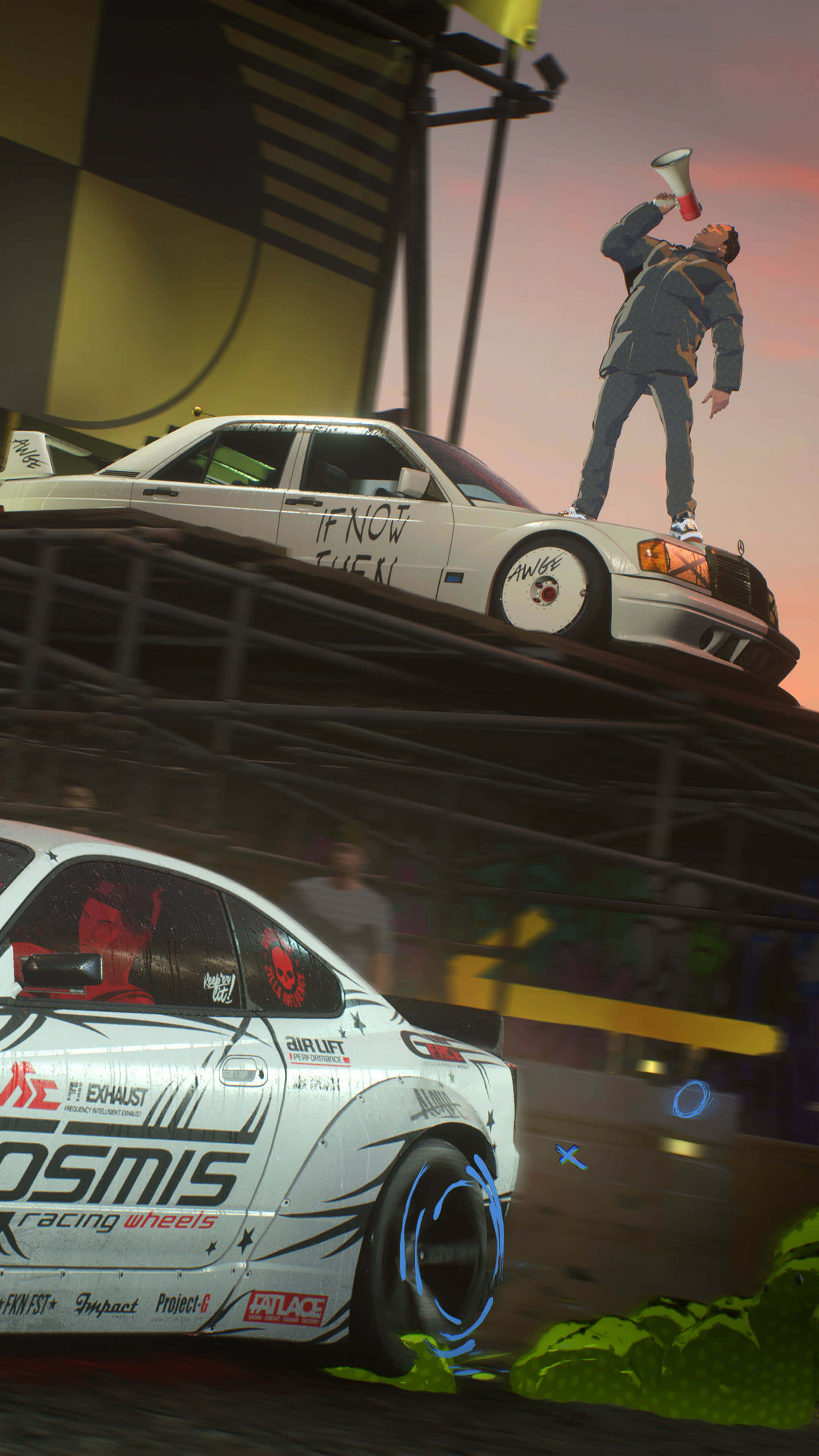 高燃遊戲體驗：《Need For Speed》背景 壁紙 — 一名男子站在飄移的白色賽車頂上，對著擴音器大喊，另一輛車在黃昏時疾馳而過。